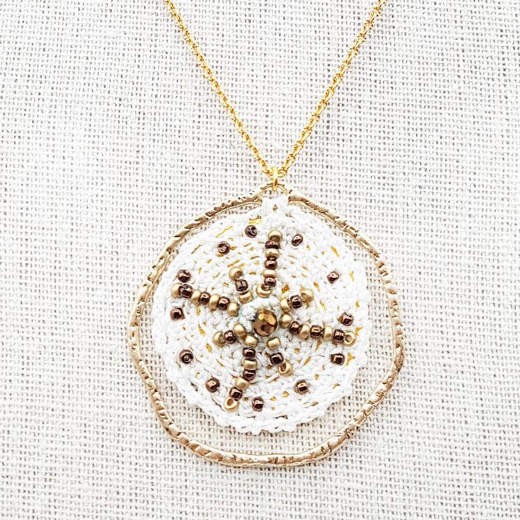 Bijou en crochet. Collier blanc réalisé en crochet et perles de verre. Fermoir et chaine perlée en laiton doré. Fait à la main et made in France