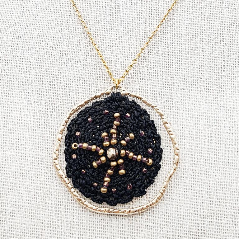 Bijou en crochet. Collier noir réalisé en crochet et perles de verre. Fermoir et chaine perlée en laiton doré. Fait à la main et made in France