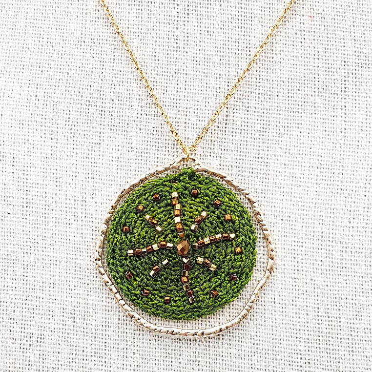 Bijou en crochet. Collier vert réalisé en crochet et perles de verre. Fermoir et chaine perlée en laiton doré. Fait à la main et made in France