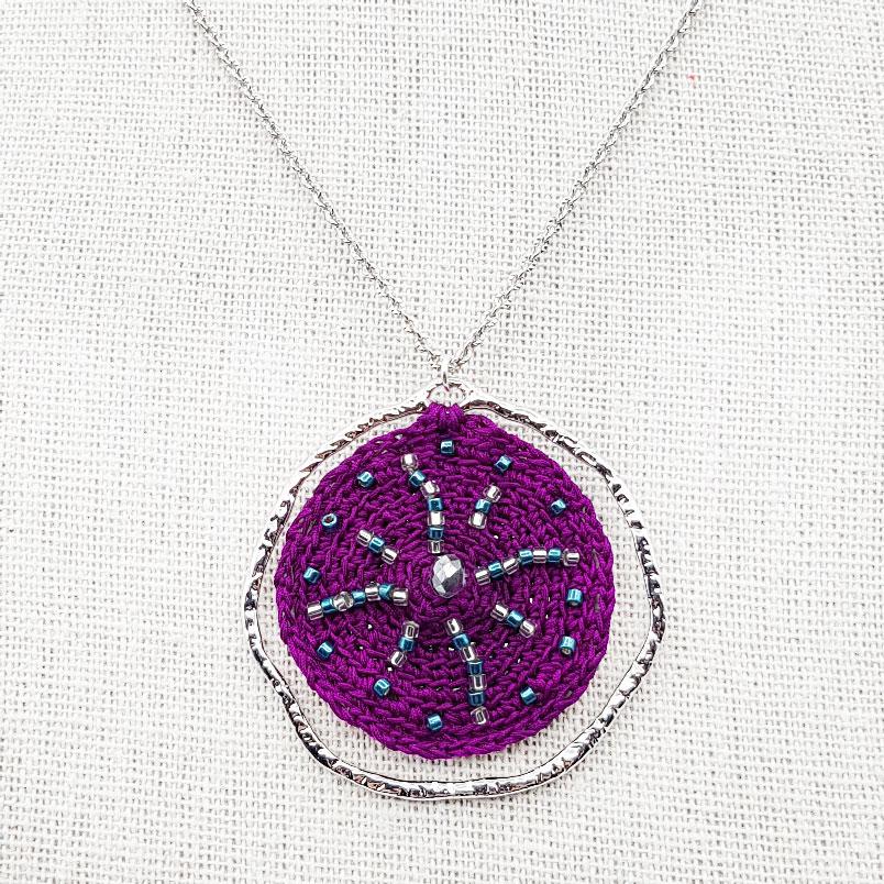 Bijou en crochet. Collier violet réalisé en crochet et perles de verre. Fermoir et chaine perlée en laiton argenté. Fait à la main et made in France