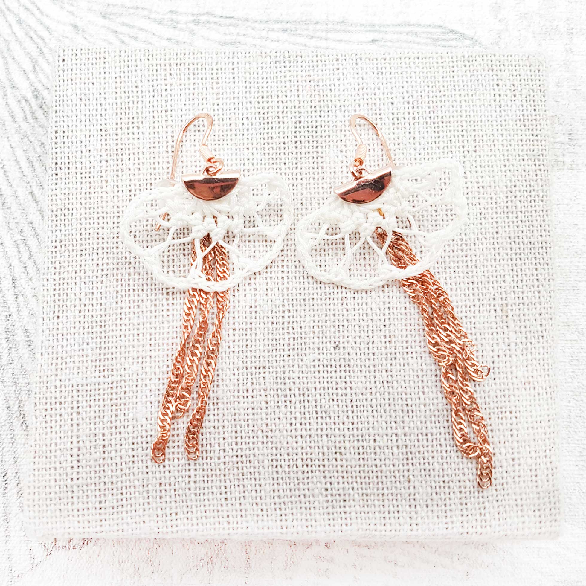Bijou en crochet. Boucles d'oreille blanches réalisées en crochet. Montées avec des chaînes fantaisie. Faites à la main et made in France. boucles d'oreille Aliénor blanches