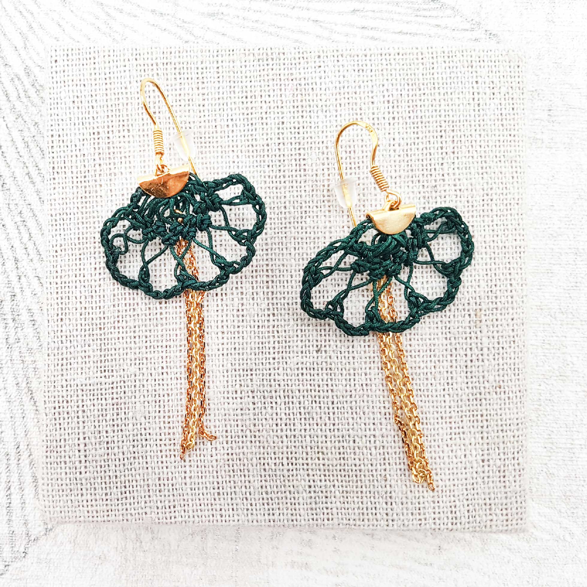 Bijou en crochet. Boucles d'oreille vert émeraude réalisées en crochet. Montées avec des chaînes fantaisie. Faites à la main et made in France. boucles d'oreille Aliénor vert émeraude