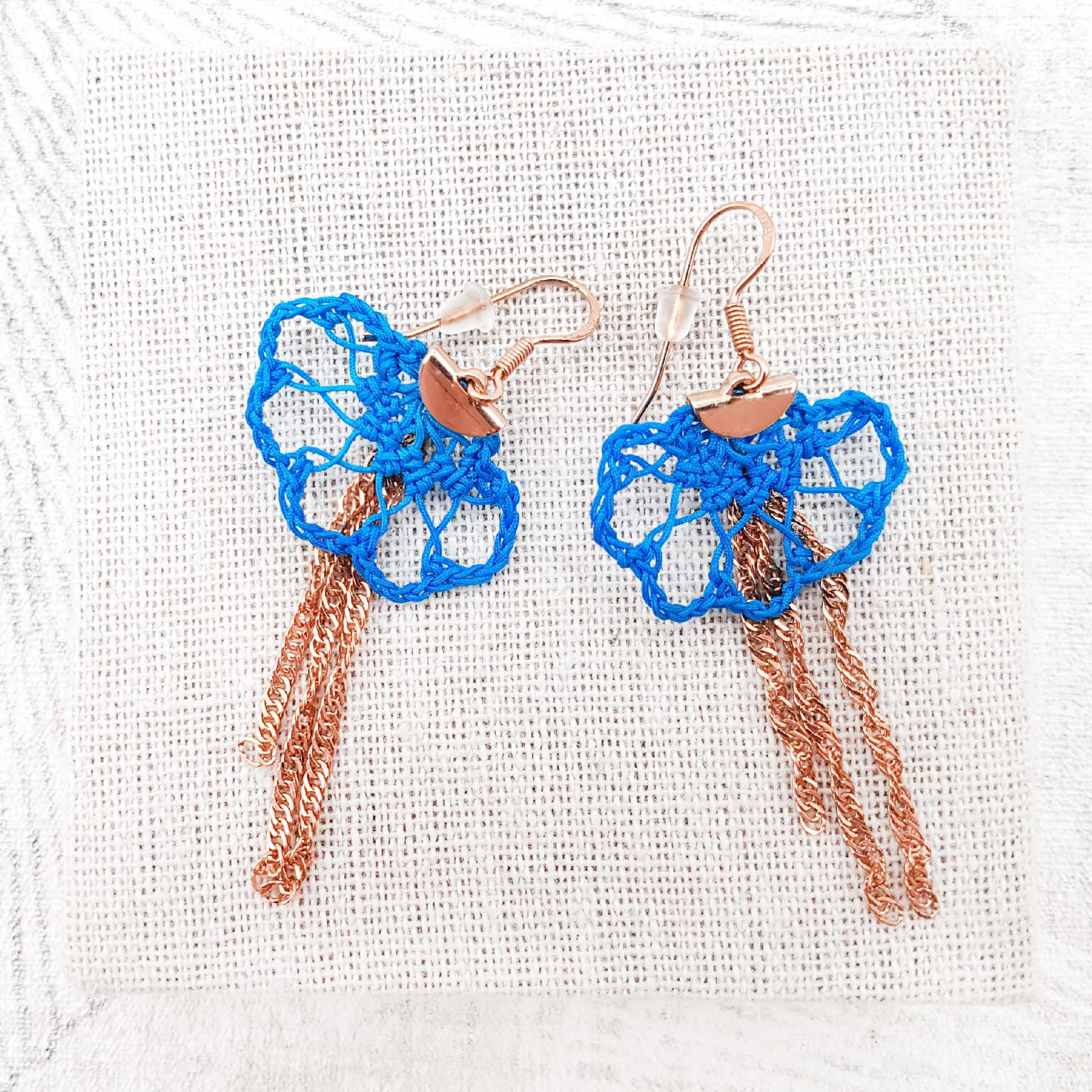 Bijou en crochet. Boucles d'oreille bleu piscine réalisées en crochet. Montées avec des chaînes fantaisie. Faites à la main et made in France. boucles d'oreille Aliénor bleu piscine
