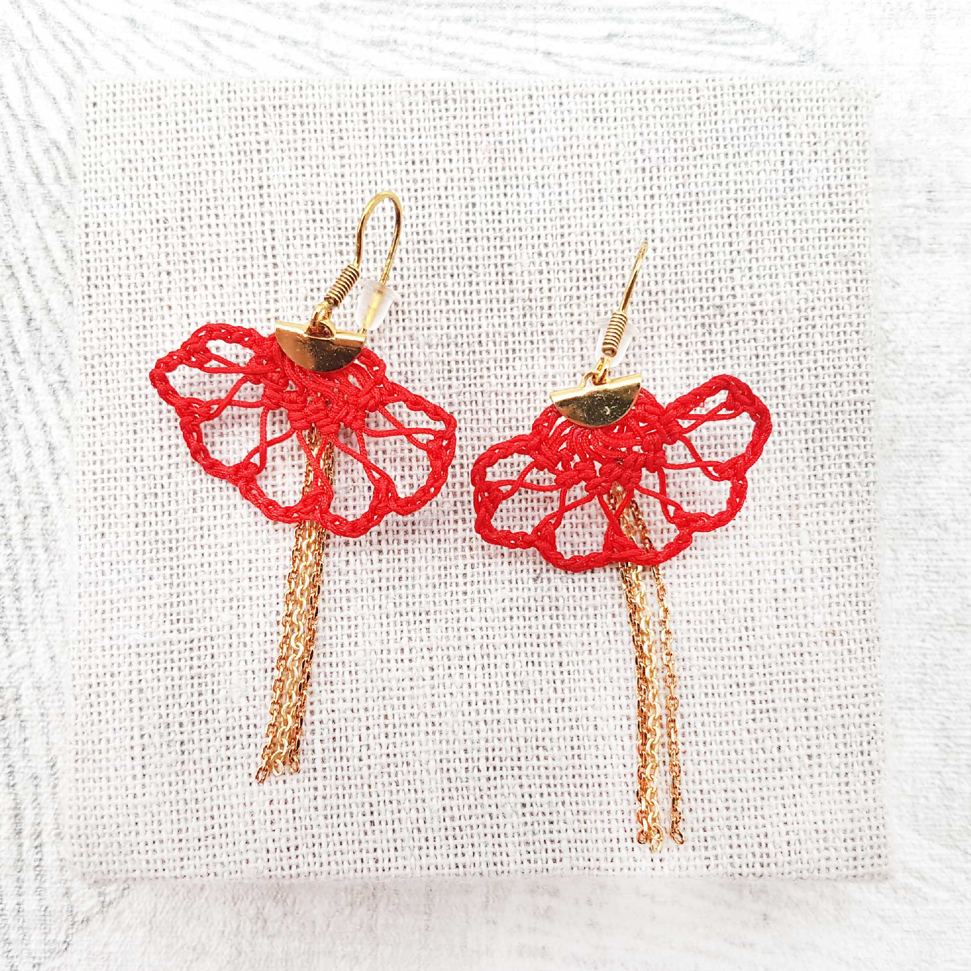 Bijou en crochet. Boucles d'oreille rouges réalisées en crochet. Montées avec des chaînes fantaisie. Faites à la main et made in France. boucles d'oreille Aliénor rouges