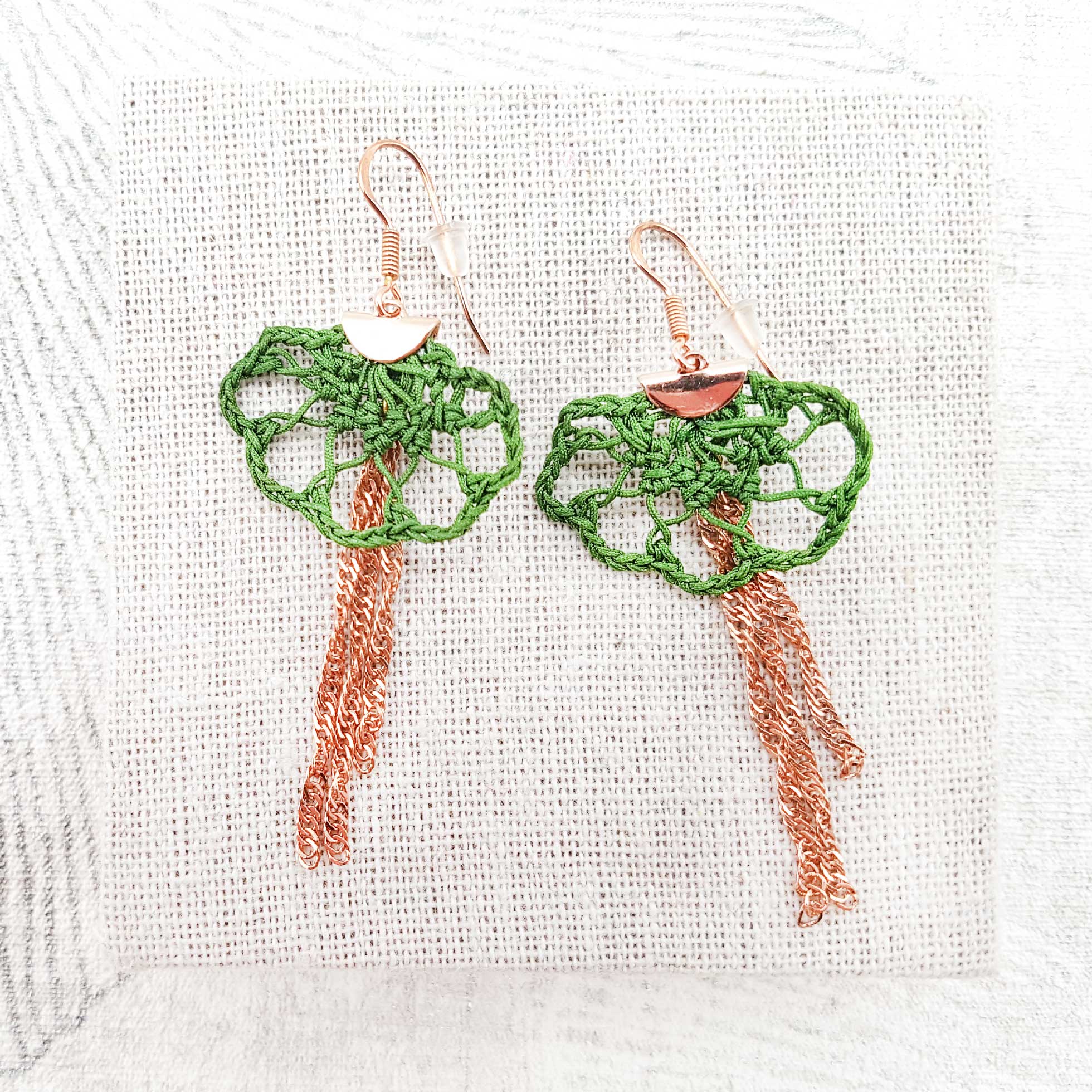 Bijou en crochet. Boucles d'oreille vertes réalisées en crochet. Montées avec des chaînes fantaisie. Faites à la main et made in France. boucles d'oreille Aliénor vertes