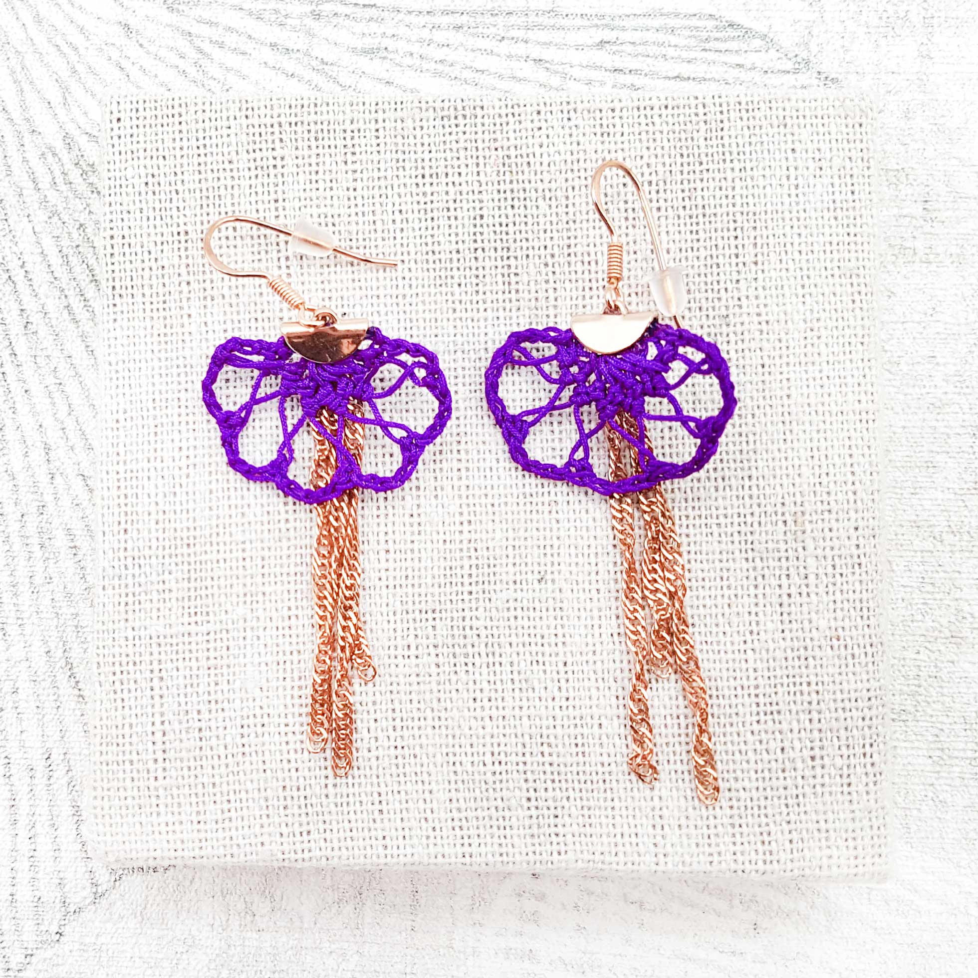 Bijou en crochet. Boucles d'oreille violettes réalisées en crochet. Montées avec des chaînes fantaisie. Faites à la main et made in France. boucles d'oreille Aliénor violettes
