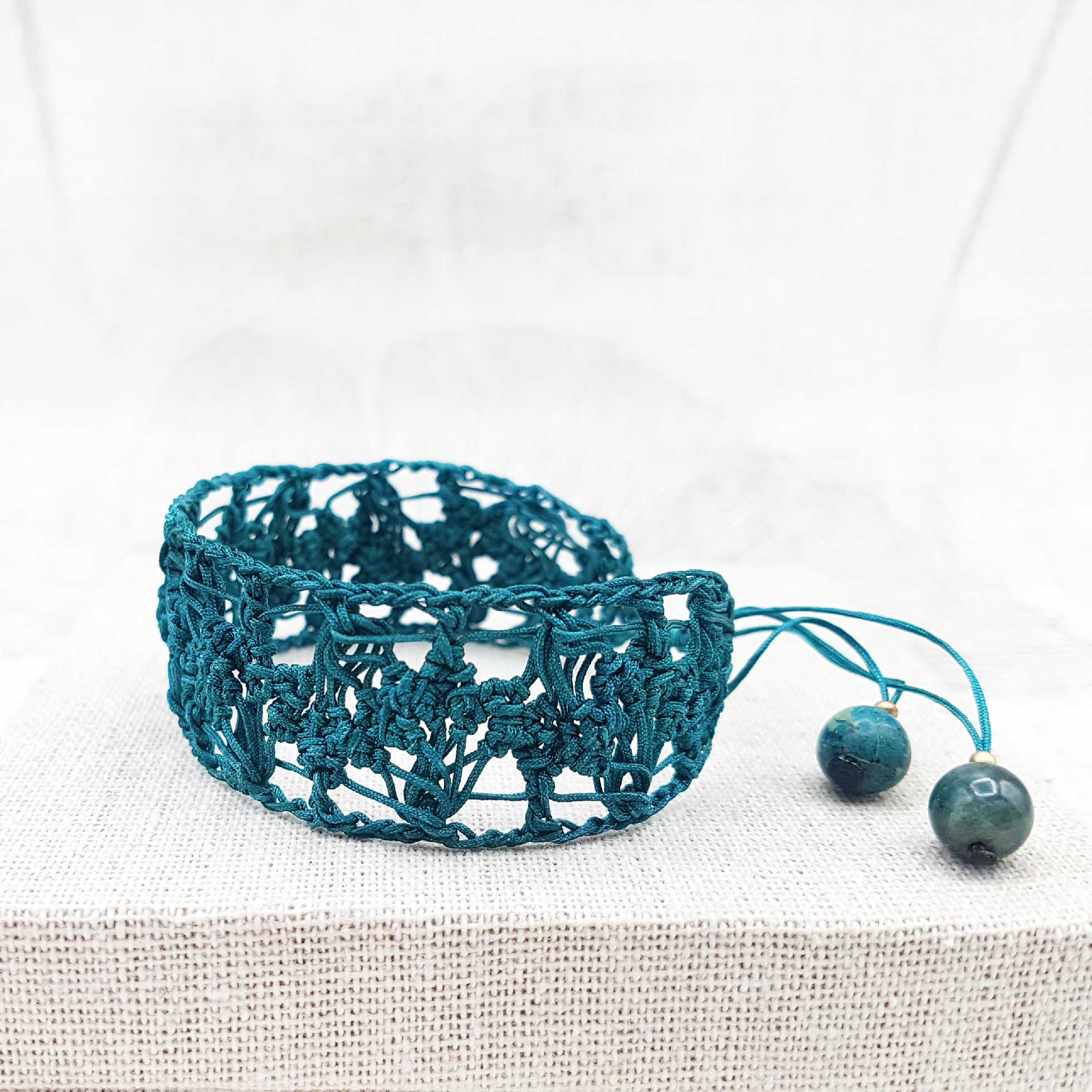 Bijou en crochet. Bracelet bleu canard réalisé en crochet. Monté avec des perles naturelles et perles de rocaille. Fait à la main et made in France. bracelet Amalia bleu canard