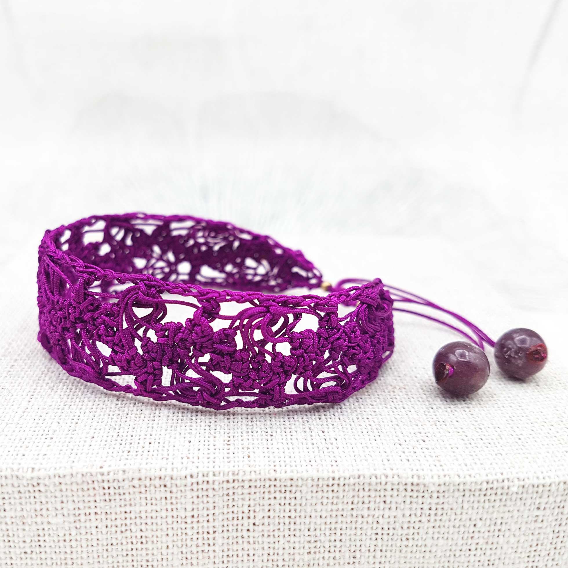 Bijou en crochet. Bracelet fuchsia réalisé en crochet. Monté avec des perles naturelles et perles de rocaille. Fait à la main et made in France. bracelet Amalia fuchsia