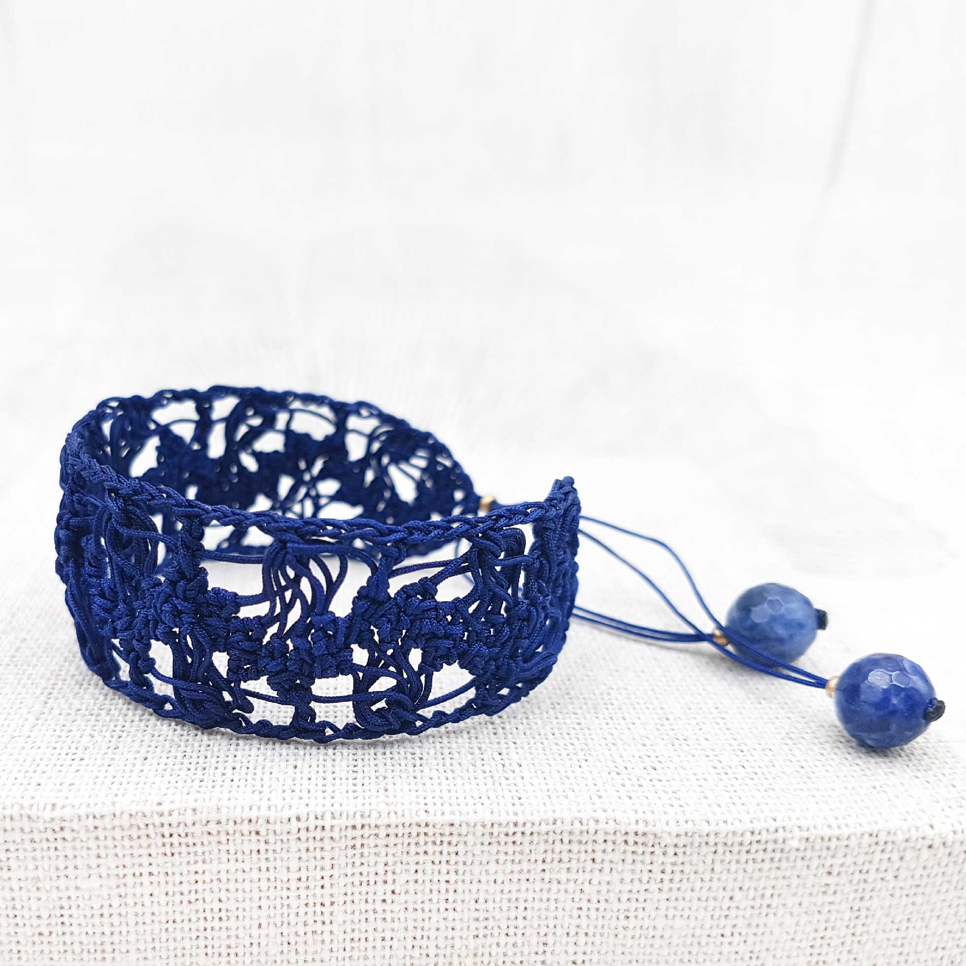 Bijou en crochet. Bracelet marine réalisé en crochet. Monté avec des perles naturelles et perles de rocaille. Fait à la main et made in France. bracelet Amalia marine