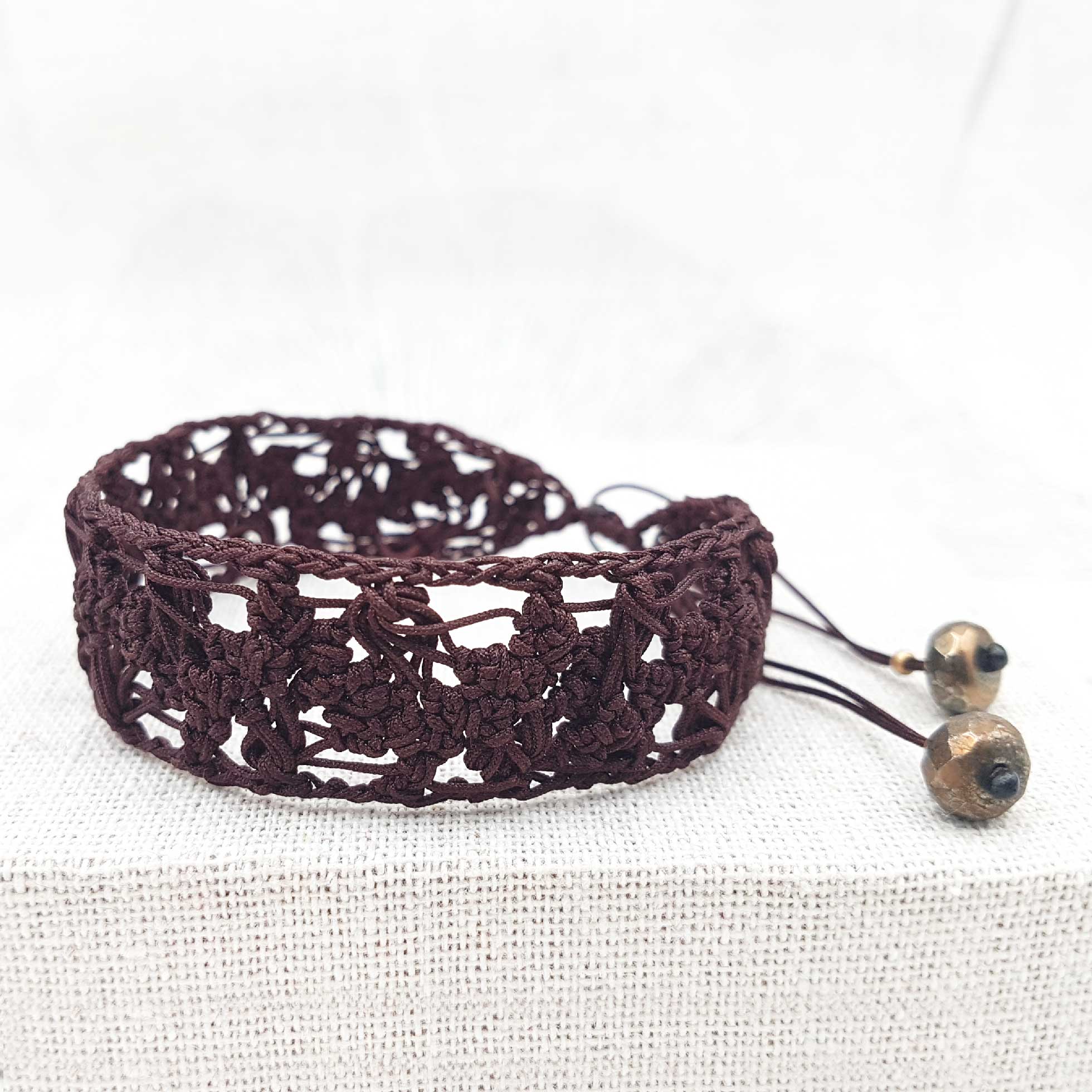 Bijou en crochet. Bracelet marron réalisé en crochet. Monté avec des perles naturelles et perles de rocaille. Fait à la main et made in France. bracelet Amalia marron