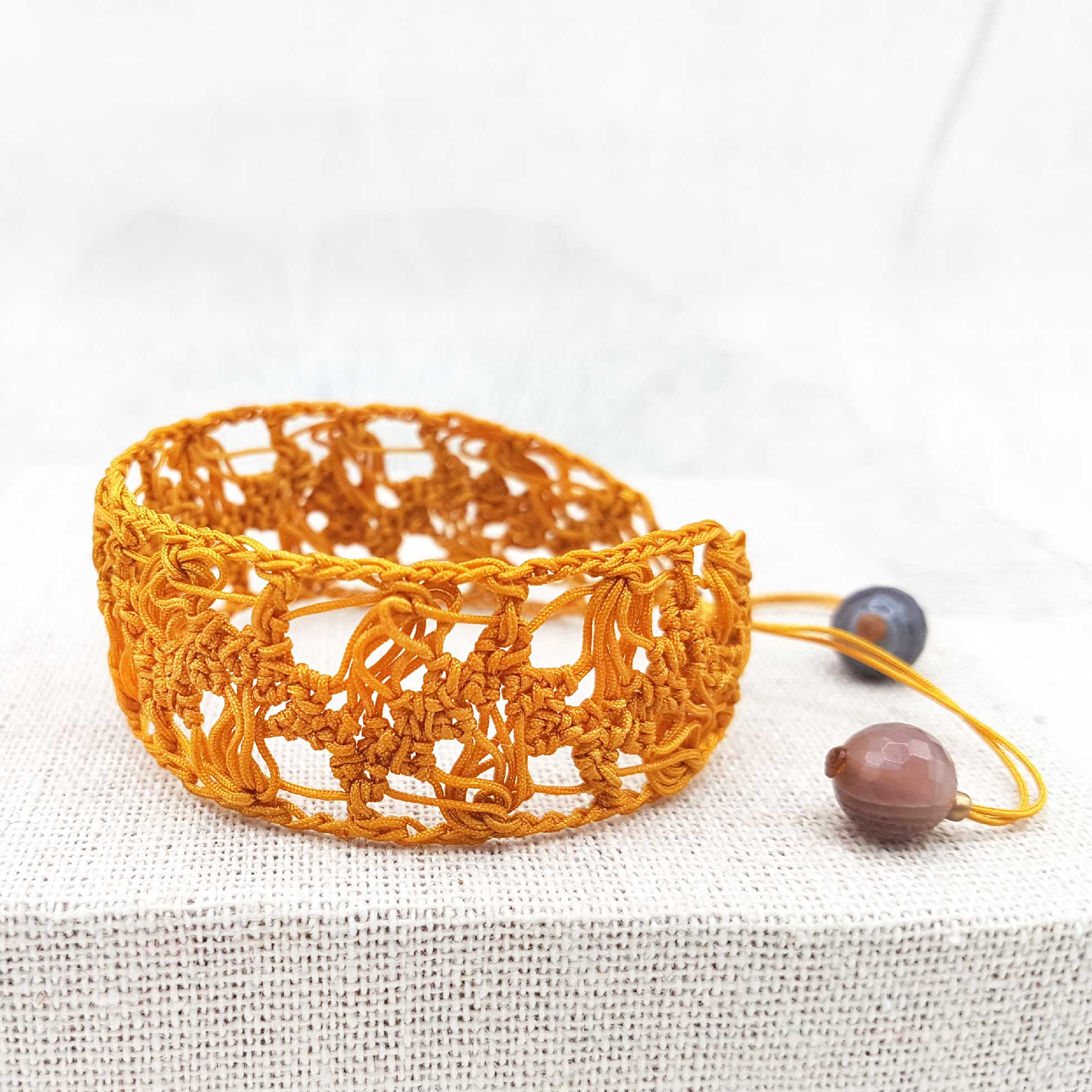 Bijou en crochet. Bracelet ocre réalisé en crochet. Monté avec des perles naturelles et perles de rocaille. Fait à la main et made in France. bracelet Amalia ocre