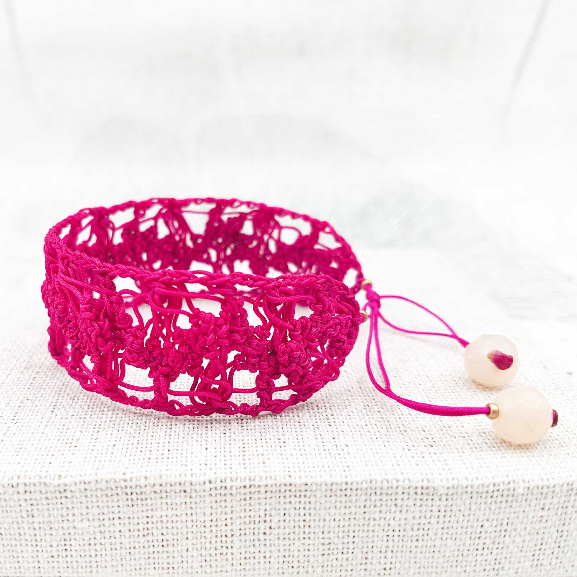 Bijou en crochet. Bracelet rose réalisé en crochet. Monté avec des perles naturelles et perles de rocaille. Fait à la main et made in France. bracelet Amalia rose