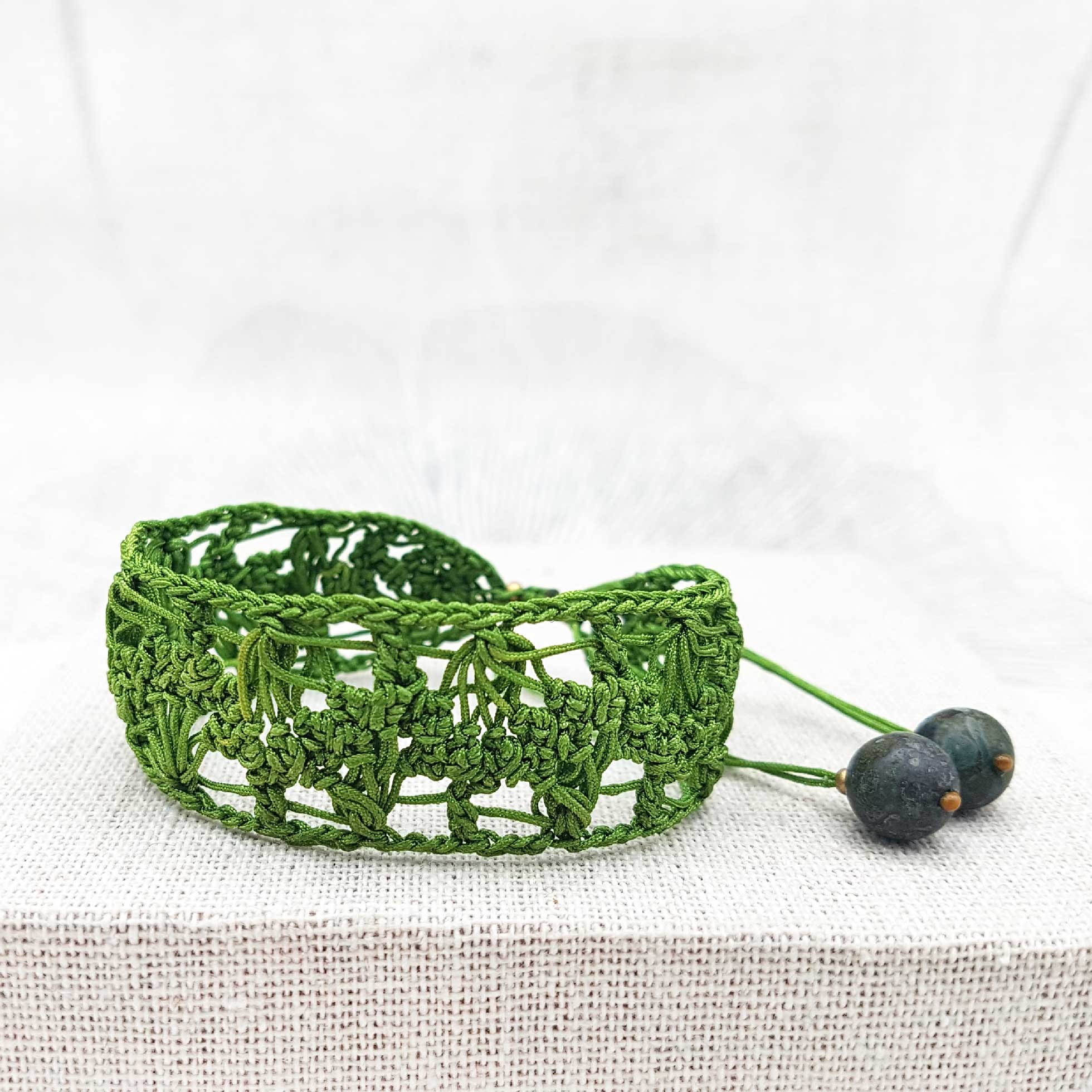 Bijou en crochet. Bracelet vert réalisé en crochet. Monté avec des perles naturelles et perles de rocaille. Fait à la main et made in France. bracelet Amalia vert
