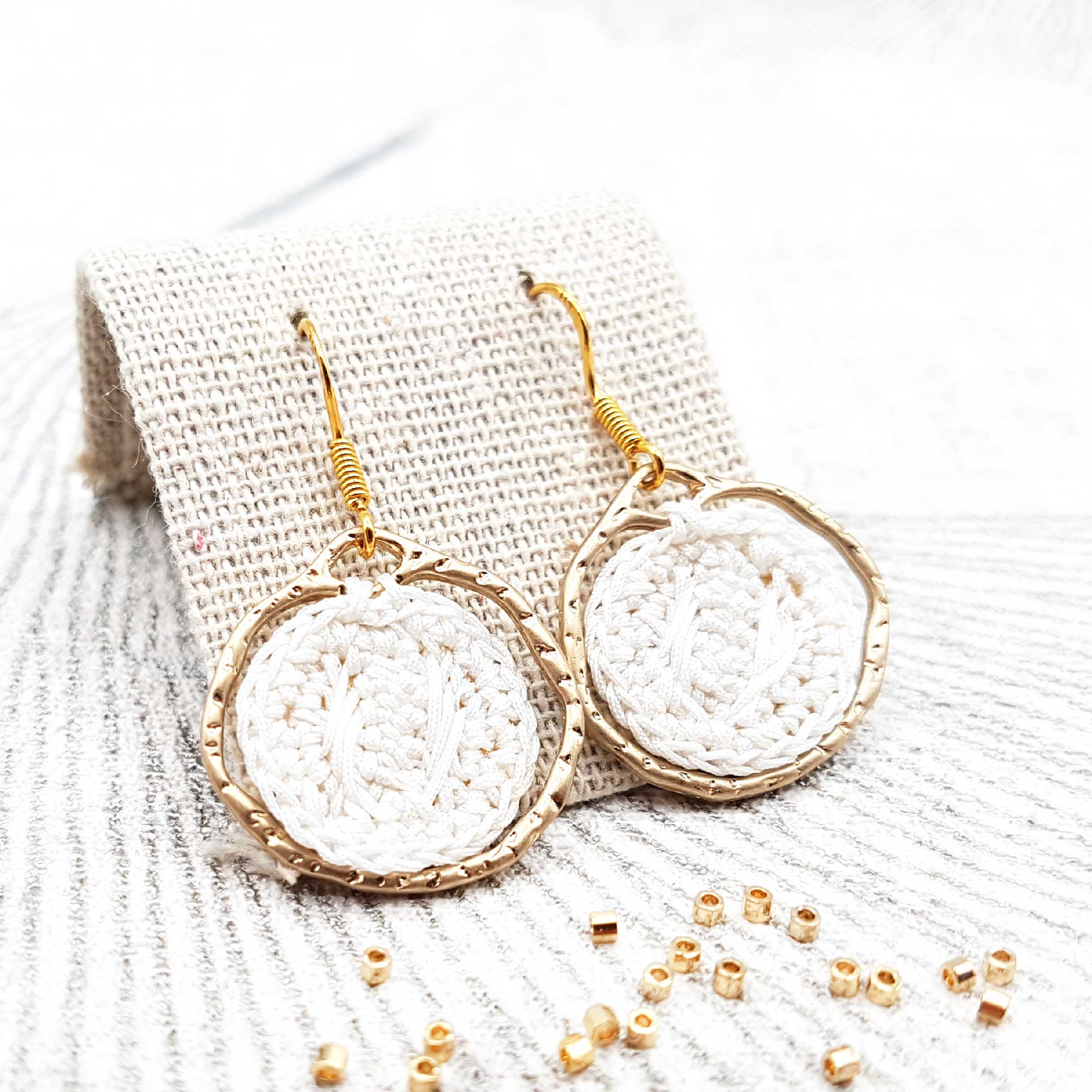 Bijou en crochet. Boucles d'oreille blanc réalisées en crochet. Montées avec un anneau martelé. Faites à la main et made in France. boucles d'oreille Armel blanc