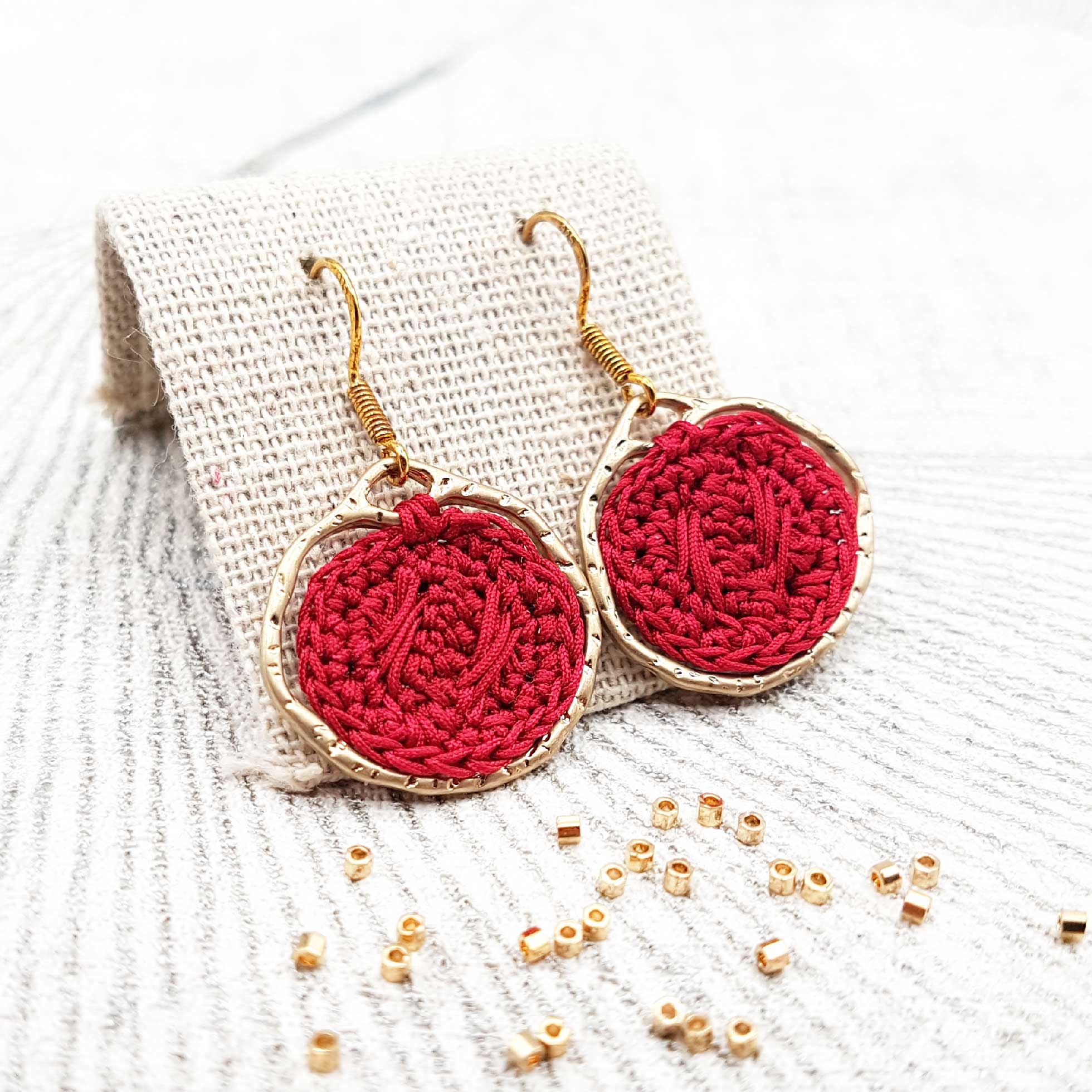 Bijou en crochet. Boucles d'oreille bordeaux réalisées en crochet. Montées avec un anneau martelé. Faites à la main et made in France. boucles d'oreille Armel bordeaux