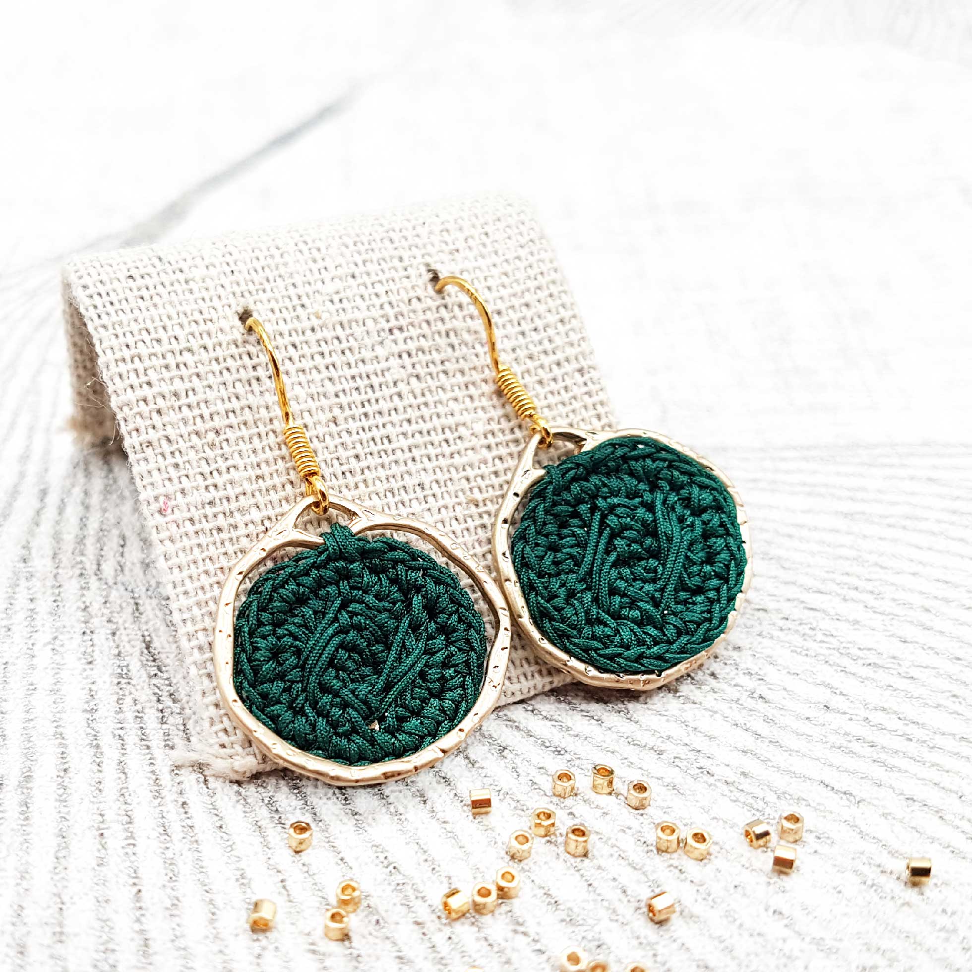Bijou en crochet. Boucles d'oreille vert émeraude réalisées en crochet. Montées avec un anneau martelé. Faites à la main et made in France. boucles d'oreille Armel vert émeraude