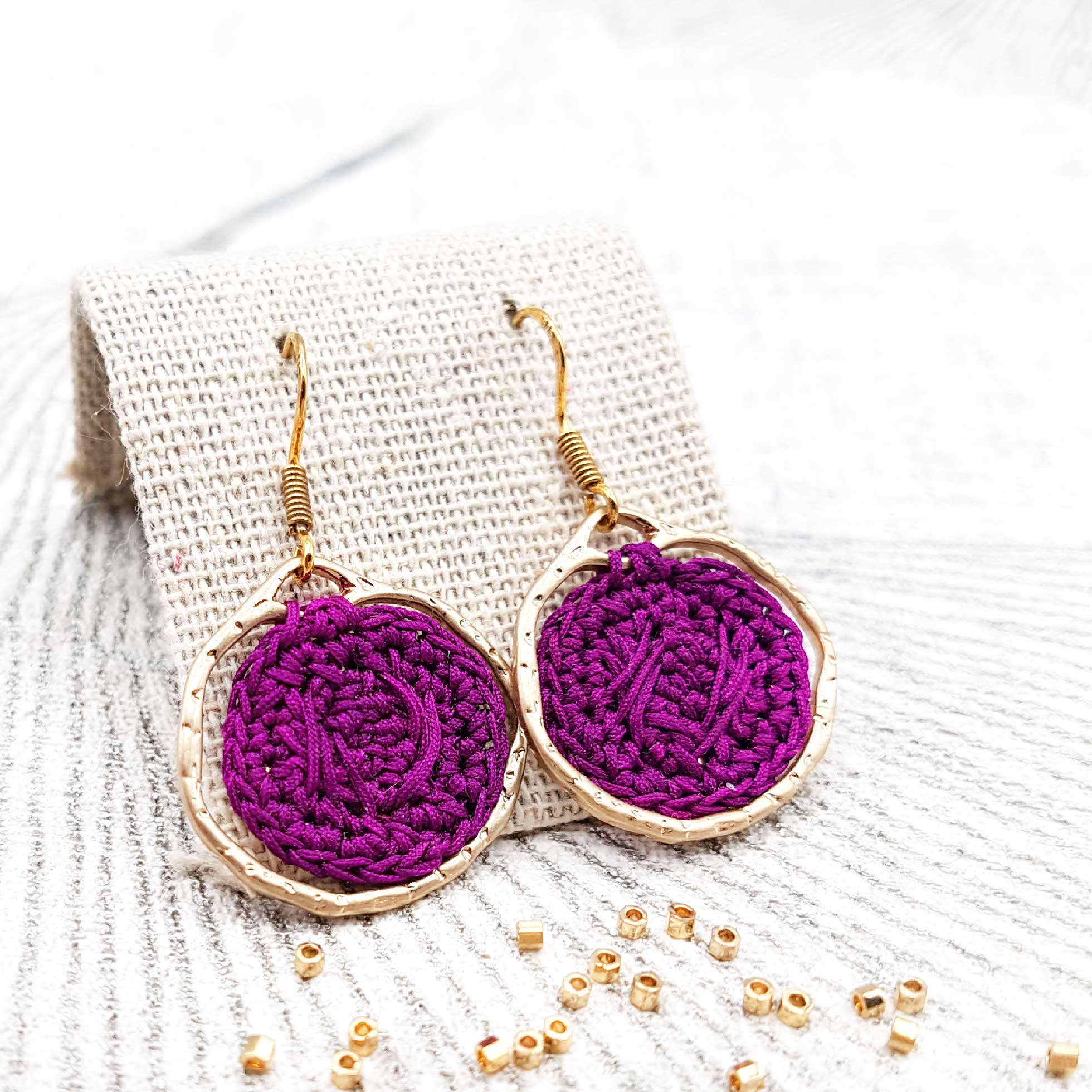 Bijou en crochet. Boucles d'oreille fuchsia réalisées en crochet. Montées avec un anneau martelé. Faites à la main et made in France. boucles d'oreille Armel fuchsia