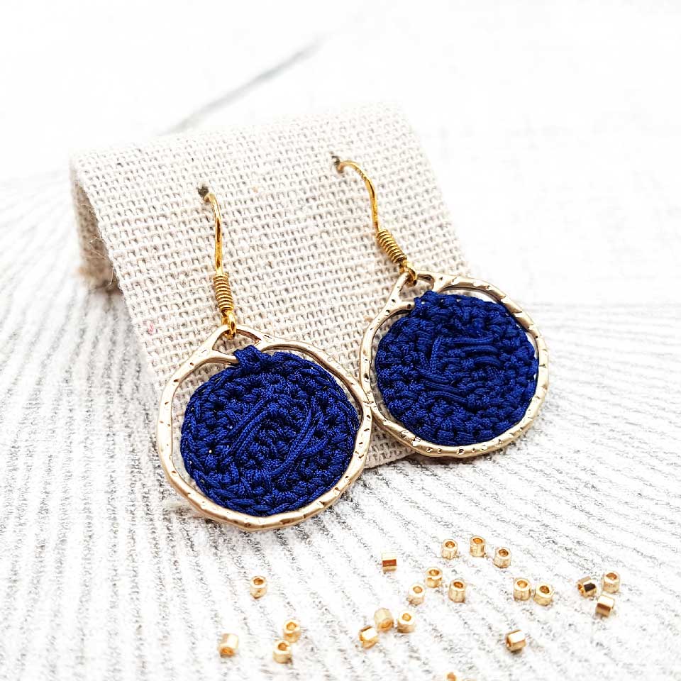 Bijou en crochet. Boucles d'oreille marine réalisées en crochet. Montées avec un anneau martelé. Faites à la main et made in France. boucles d'oreille Armel marine