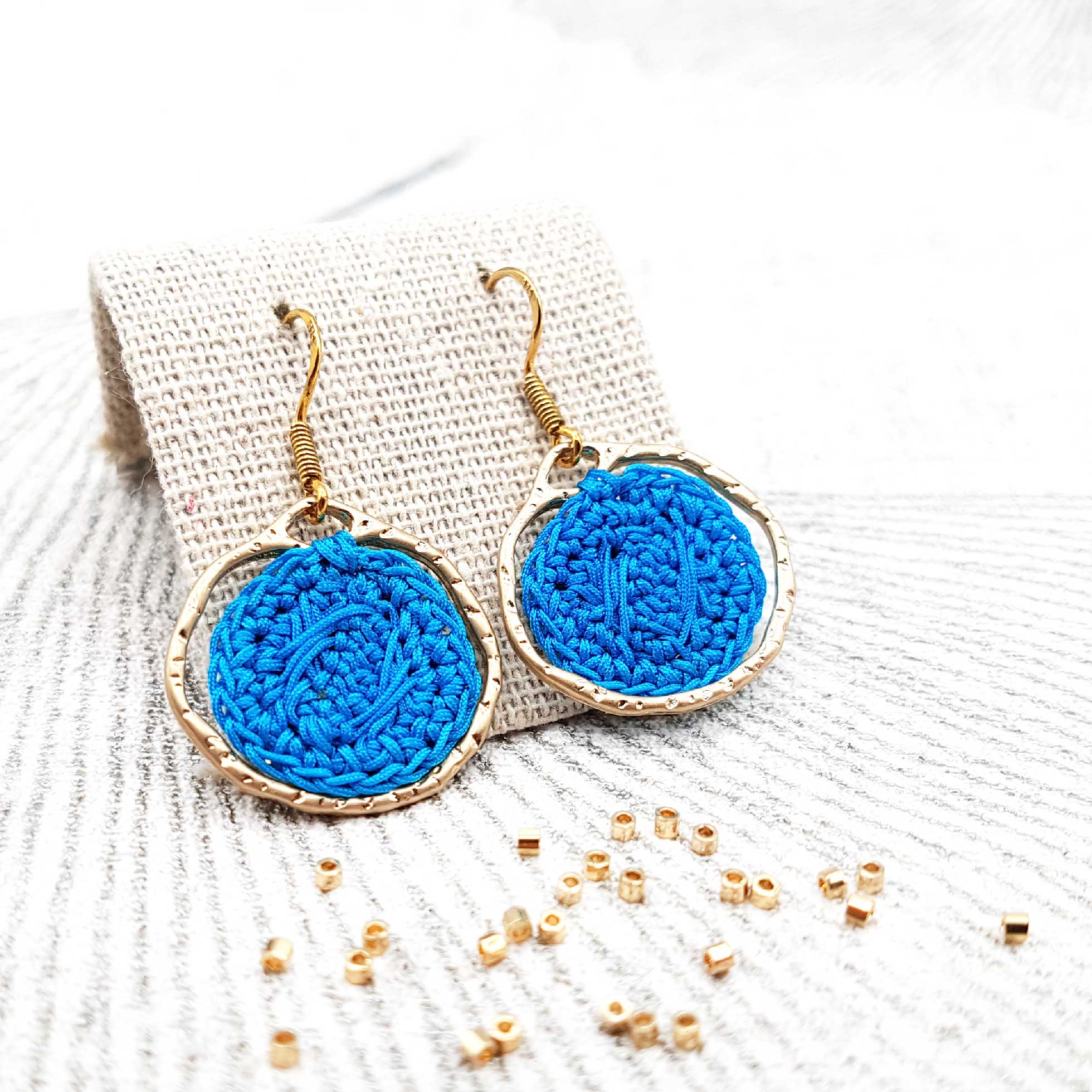 Bijou en crochet. Boucles d'oreille bleu piscine réalisées en crochet. Montées avec un anneau martelé. Faites à la main et made in France. boucles d'oreille Armel bleu piscine