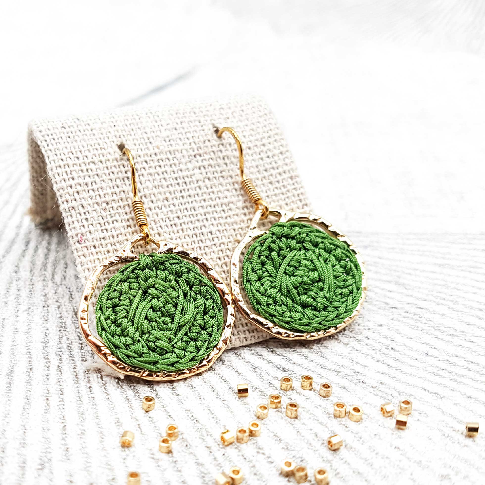 Bijou en crochet. Boucles d'oreille vert réalisées en crochet. Montées avec un anneau martelé. Faites à la main et made in France. boucles d'oreille Armel vert