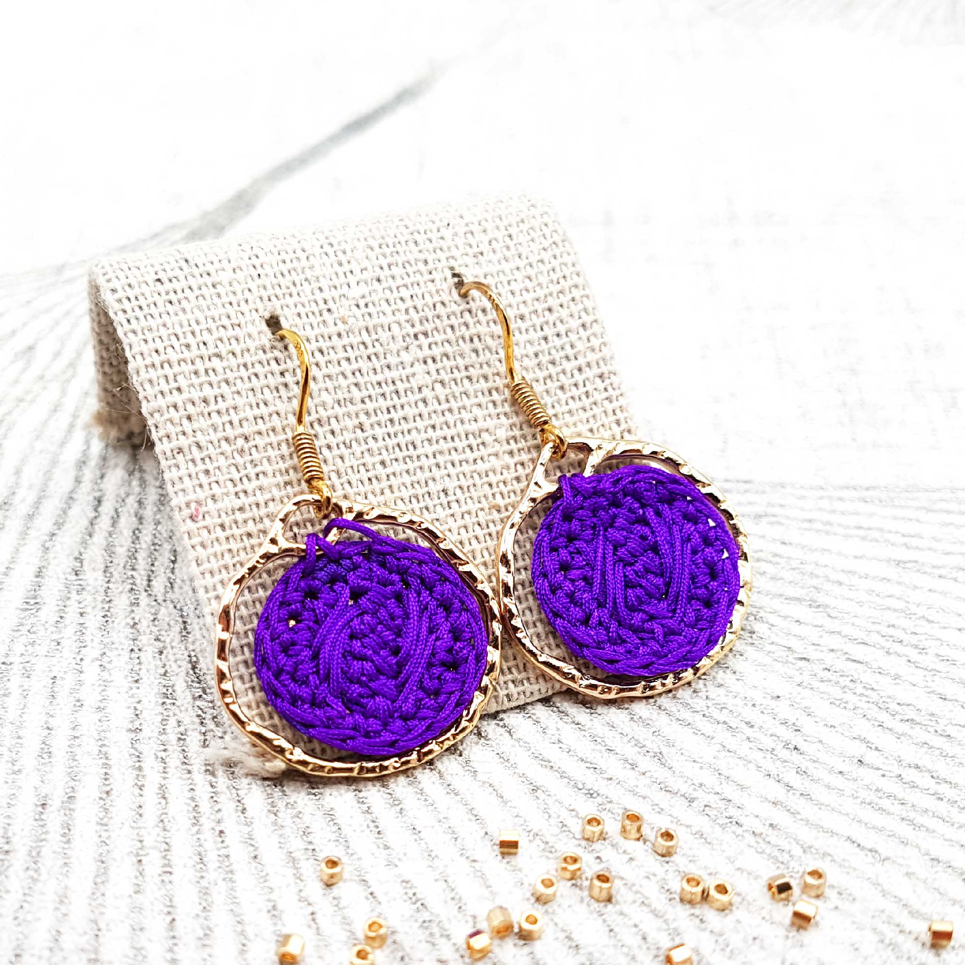 Bijou en crochet. Boucles d'oreille violet réalisées en crochet. Montées avec un anneau martelé. Faites à la main et made in France. boucles d'oreille Armel violet