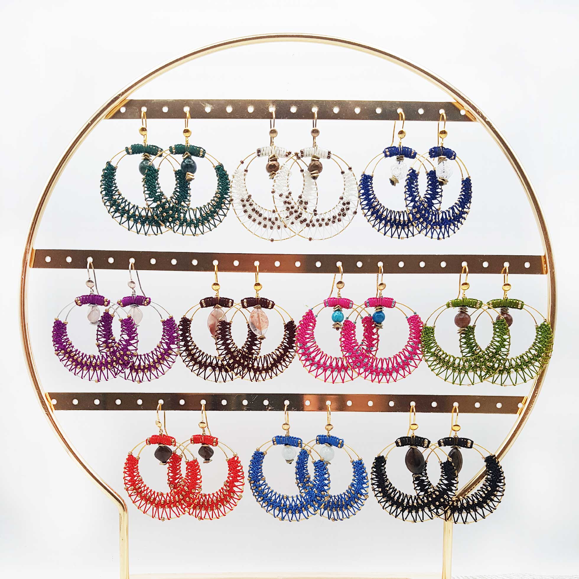 Bijou en crochet. Boucles d'oreille réalisées en crochet. Brodées avec des perles de rocaille et montées avec des perles naturelles. Faites à la main et made in France. boucles d'oreille Eléa collection