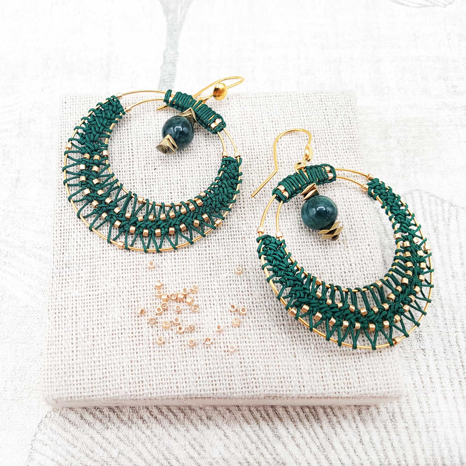 Bijou en crochet. Boucles d'oreille vert émeraude réalisées en crochet. Brodées avec des perles de rocaille et montées avec des perles naturelles. Faites à la main et made in France. boucles d'oreille Eléa vert émeraude