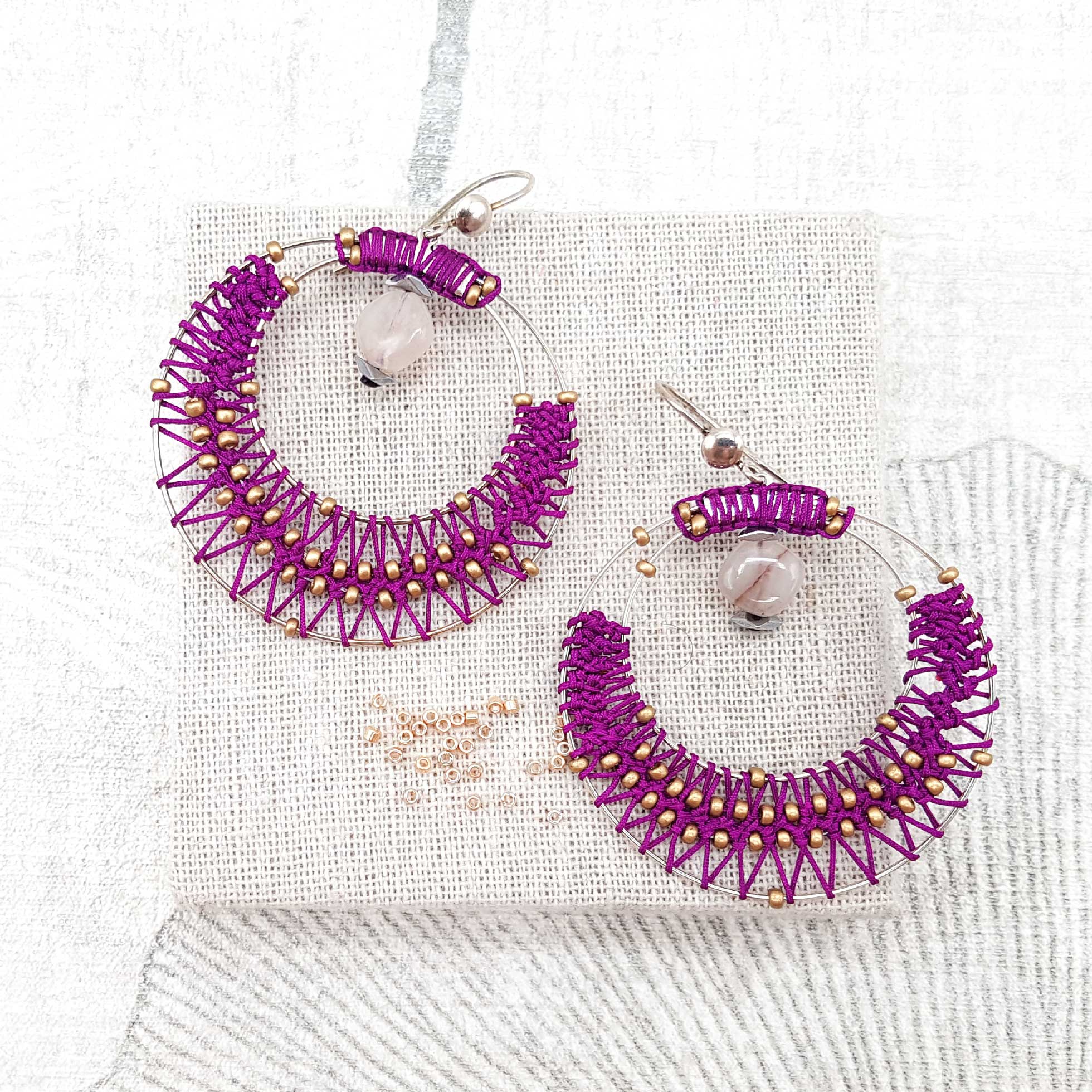Bijou en crochet. Boucles d'oreille violet réalisées en crochet. Brodées avec des perles de rocaille et montées avec des perles naturelles. Faites à la main et made in France. boucles d'oreille Eléa violet