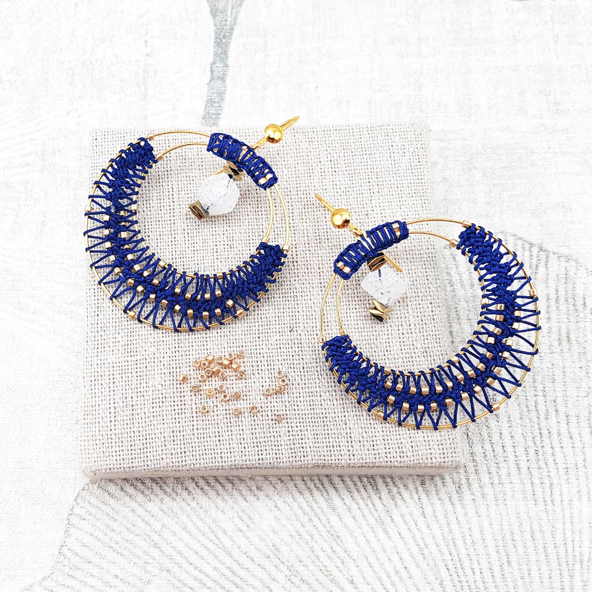 Bijou en crochet. Boucles d'oreille marine réalisées en crochet. Brodées avec des perles de rocaille et montées avec des perles naturelles. Faites à la main et made in France. boucles d'oreille Eléa marine