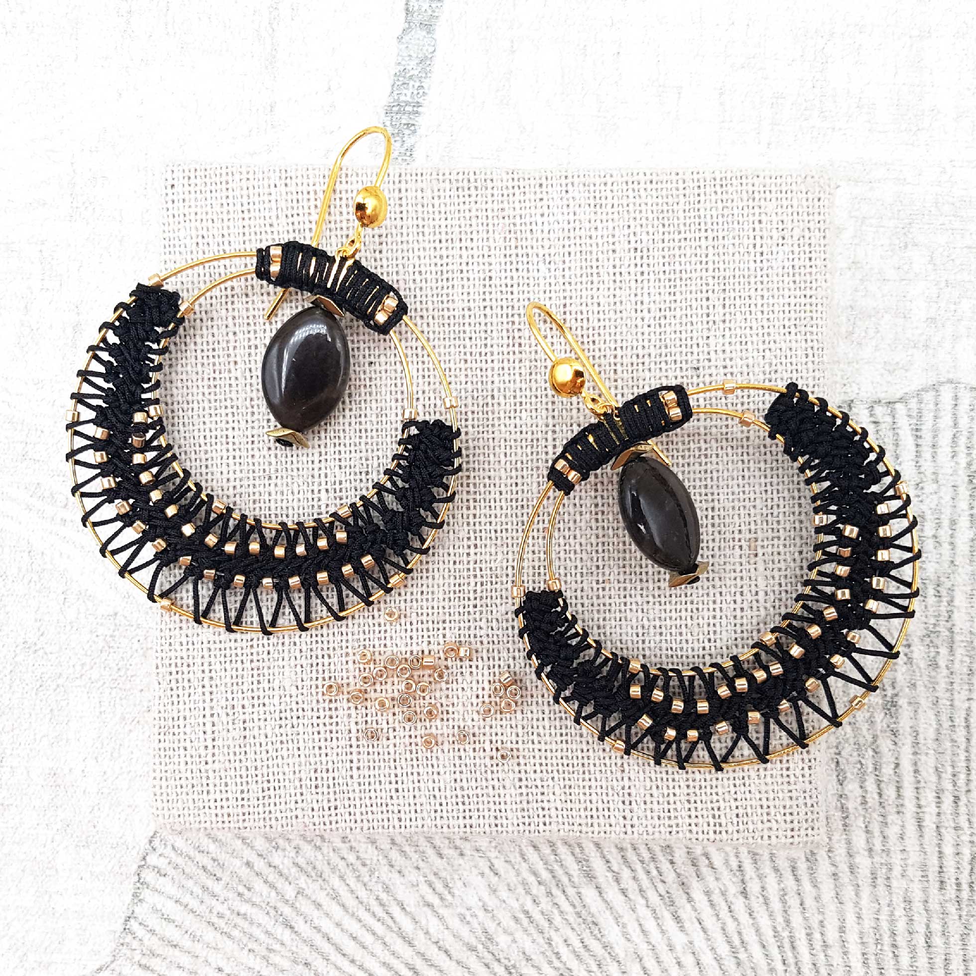 Bijou en crochet. Boucles d'oreille noir réalisées en crochet. Brodées avec des perles de rocaille et montées avec des perles naturelles. Faites à la main et made in France. boucles d'oreille Eléa noir