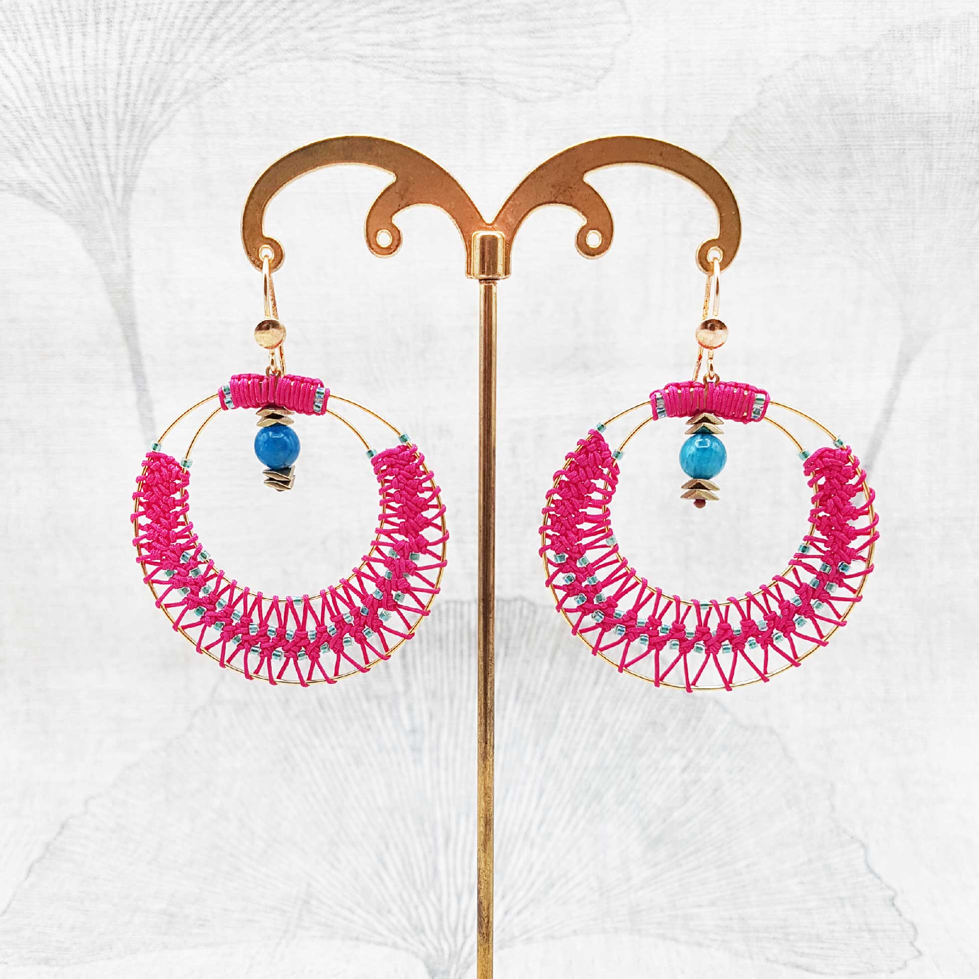 Bijou en crochet. Boucles d'oreille rose réalisées en crochet. Brodées avec des perles de rocaille et montées avec des perles naturelles. Faites à la main et made in France. boucles d'oreille Eléa rose
