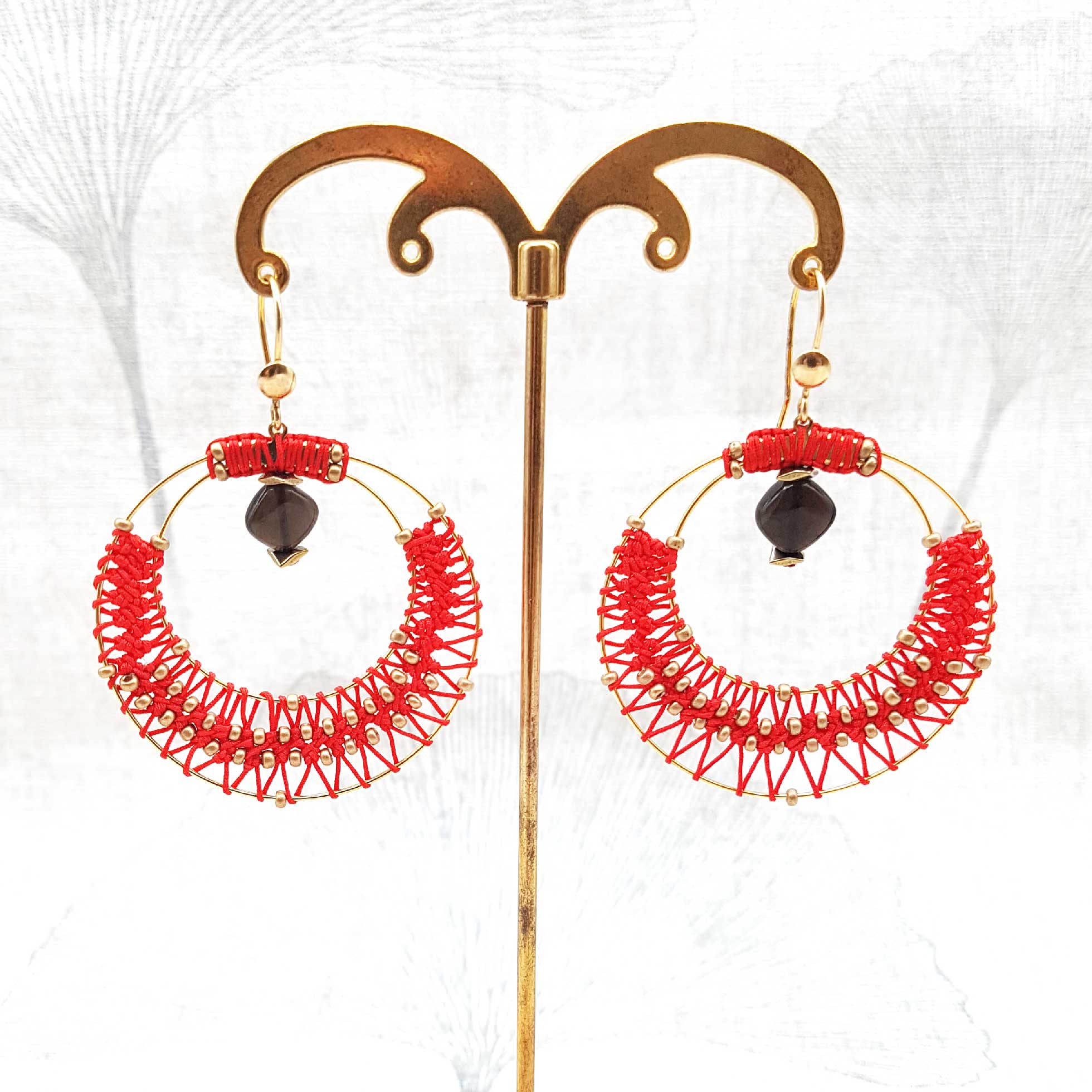 Bijou en crochet. Boucles d'oreille rouge réalisées en crochet. Brodées avec des perles de rocaille et montées avec des perles naturelles. Faites à la main et made in France. boucles d'oreille Eléa rouge