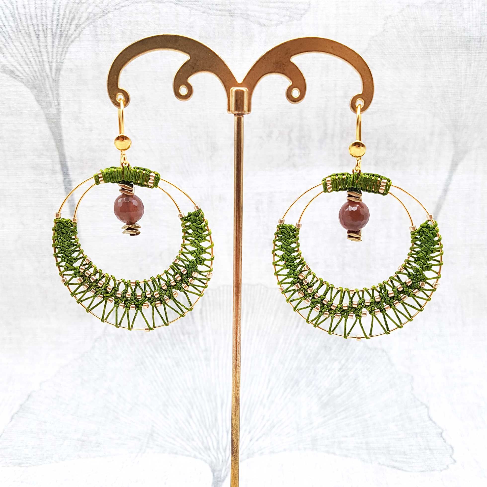Bijou en crochet. Boucles d'oreille vert réalisées en crochet. Brodées avec des perles de rocaille et montées avec des perles naturelles. Faites à la main et made in France. boucles d'oreille Eléa vert