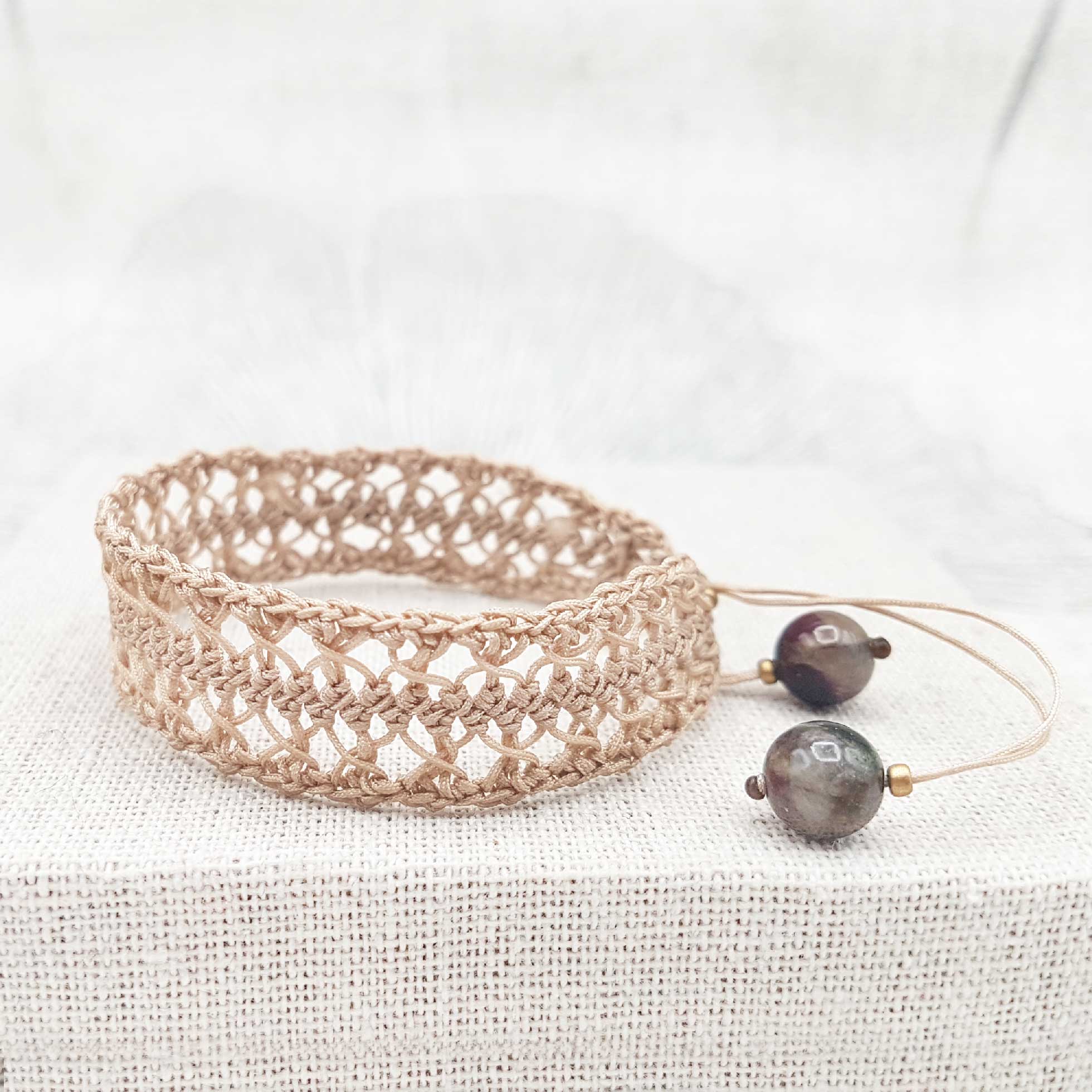 Bijou en crochet. Bracelet beige réalisé en crochet. Monté avec des perles naturelles et perles de rocaille. Fait à la main et made in France. bracelet Evengélyne beige