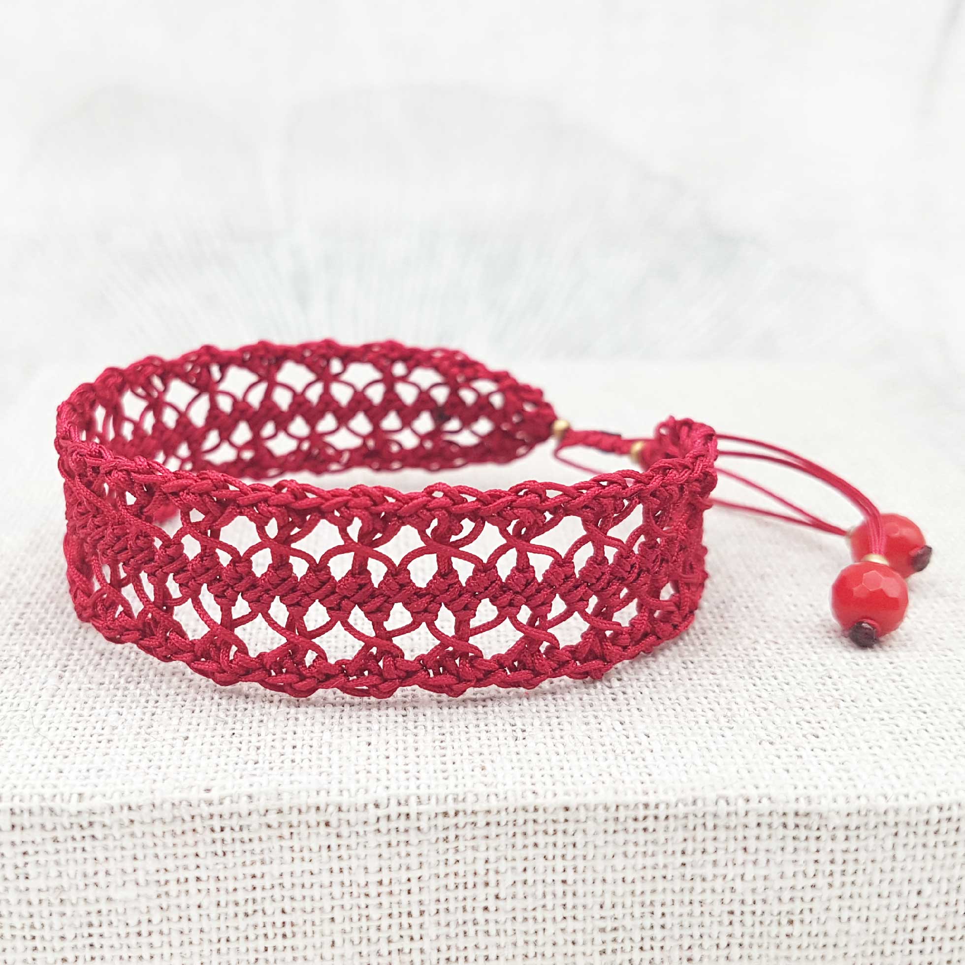 Bijou en crochet. Bracelet bordeaux réalisé en crochet. Monté avec des perles naturelles et perles de rocaille. Fait à la main et made in France. bracelet Evengélyne bordeaux