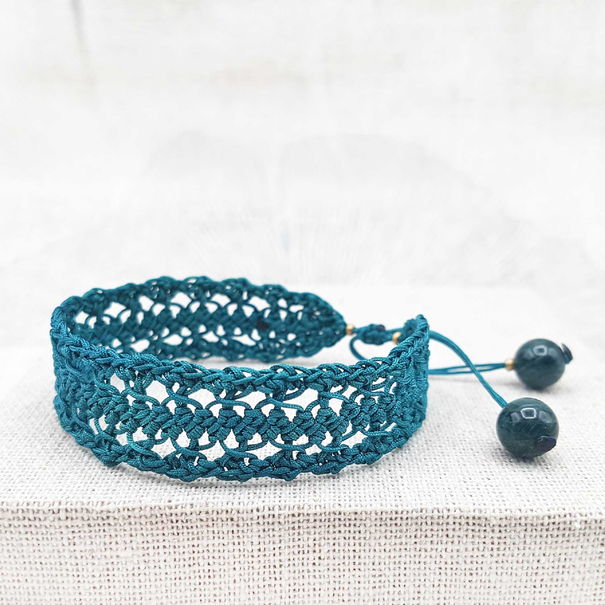 Bijou en crochet. Bracelet bleu canard réalisé en crochet. Monté avec des perles naturelles et perles de rocaille. Fait à la main et made in France. bracelet Evengélyne bleu canard