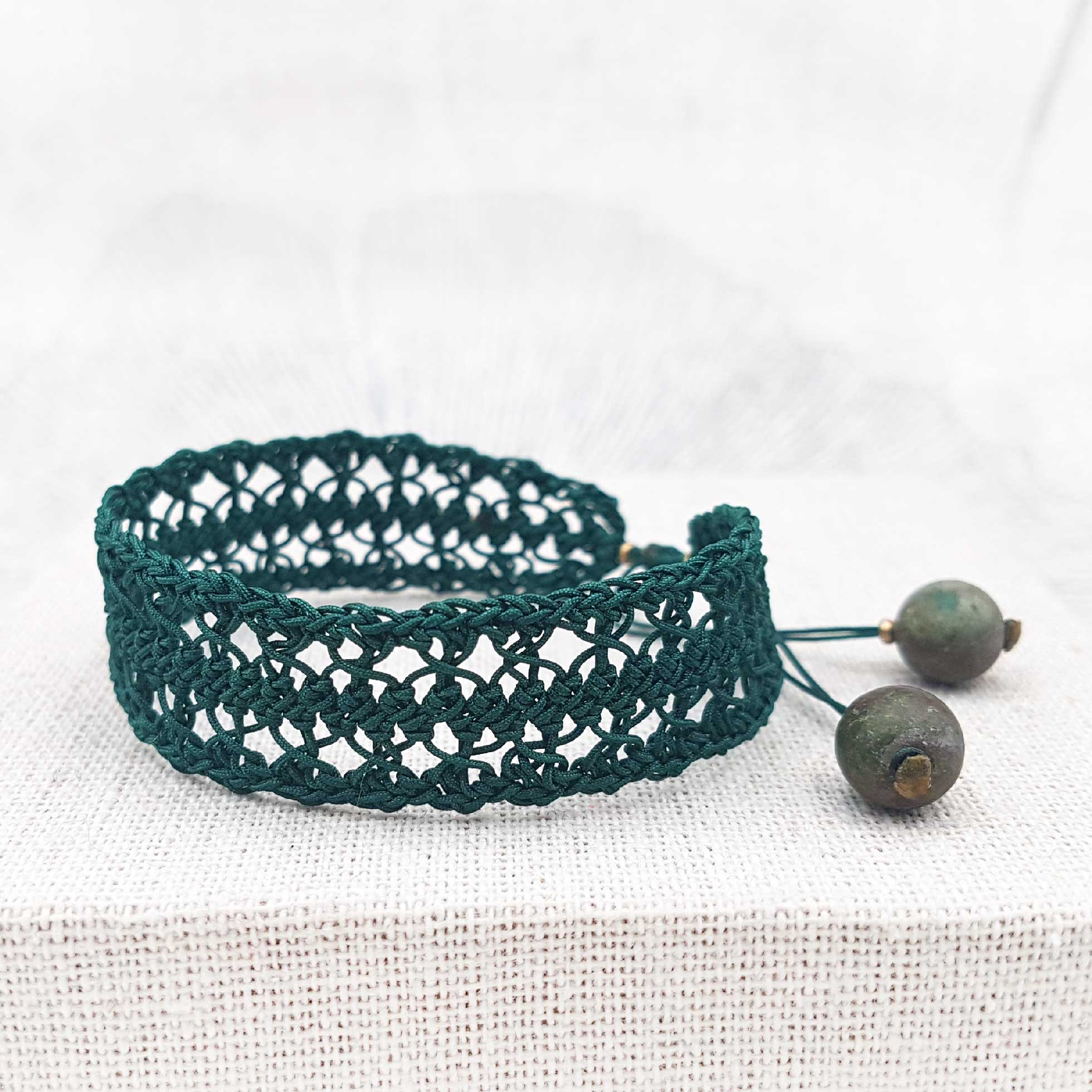 Bijou en crochet. Bracelet vert émeraude réalisé en crochet. Monté avec des perles naturelles et perles de rocaille. Fait à la main et made in France. bracelet Evengélyne vert émeraude