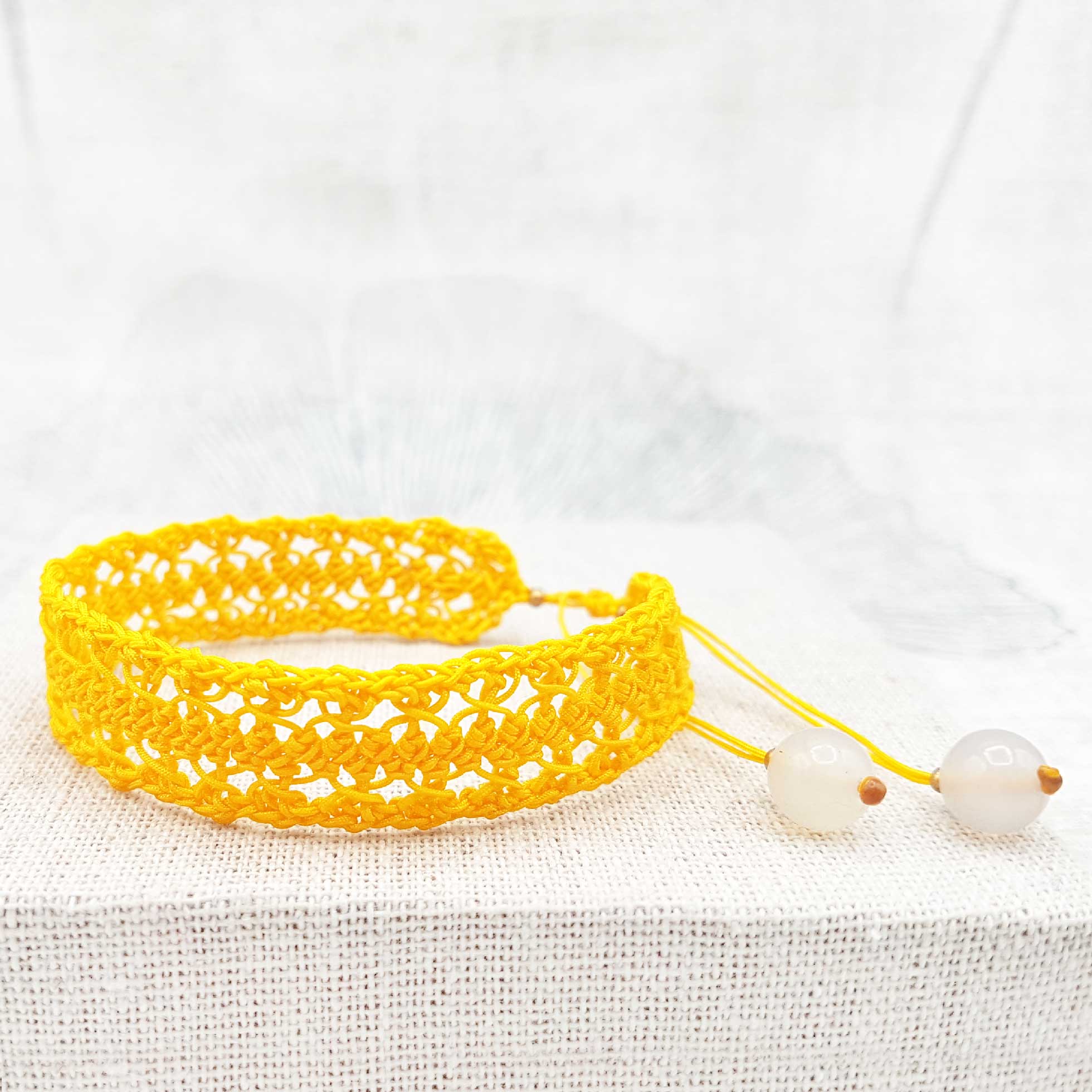 Bijou en crochet. Bracelet jaune réalisé en crochet. Monté avec des perles naturelles et perles de rocaille. Fait à la main et made in France. bracelet Evengélyne jaune