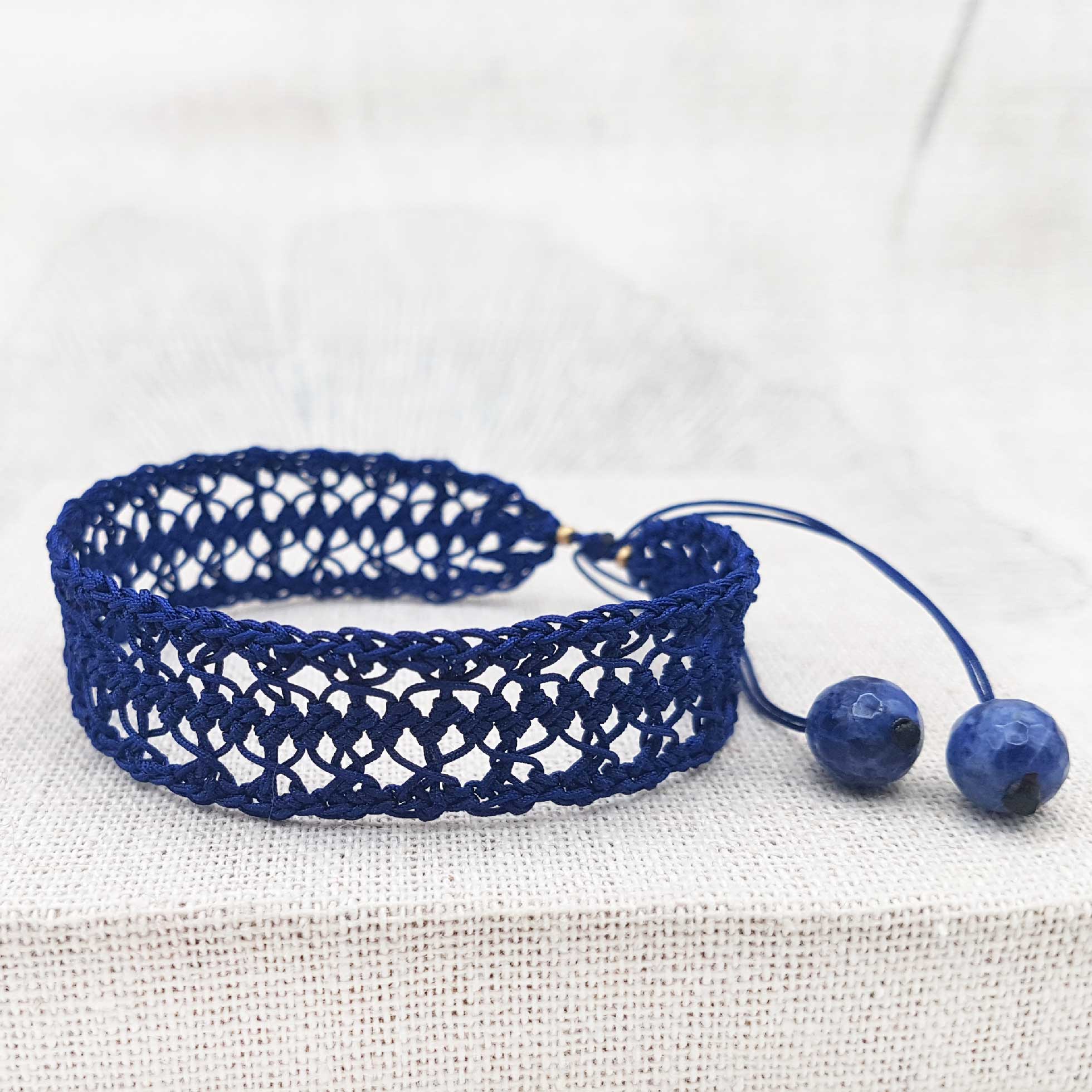 Bijou en crochet. Bracelet marine réalisé en crochet. Monté avec des perles naturelles et perles de rocaille. Fait à la main et made in France. bracelet Evengélyne marine