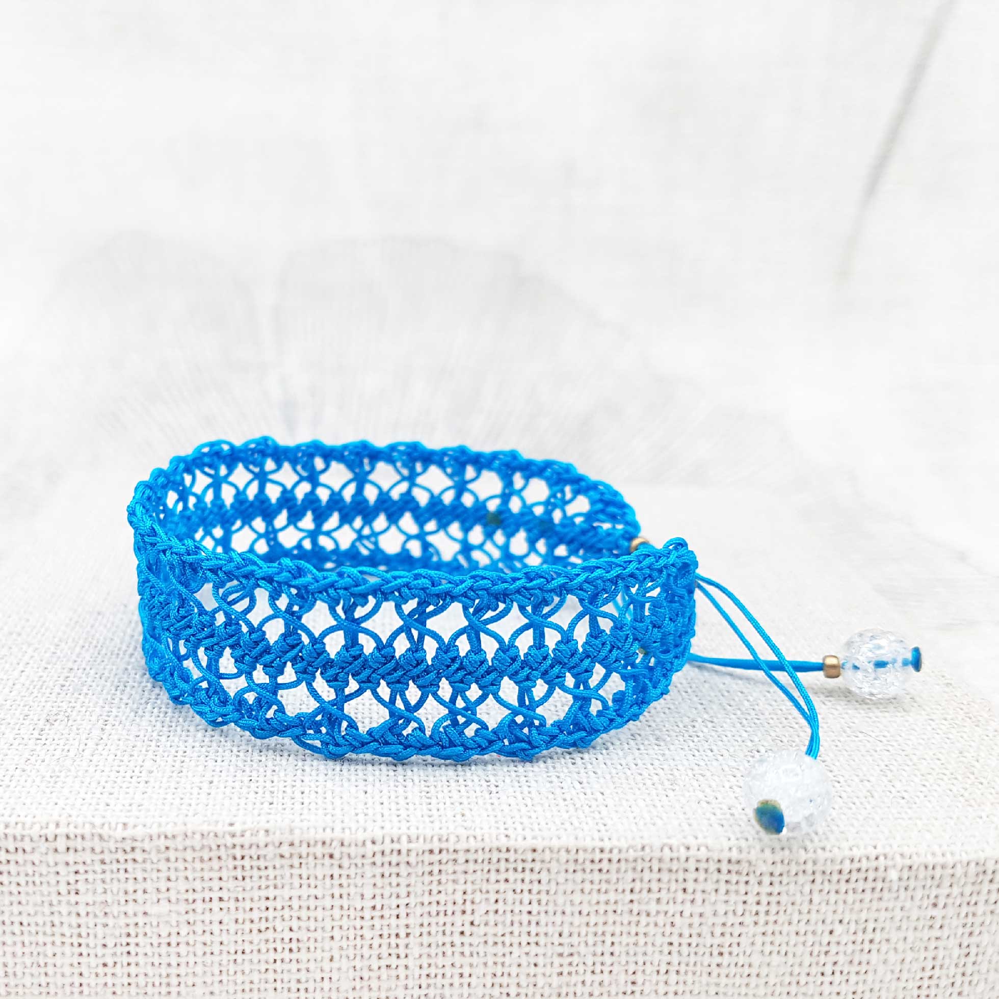 Bijou en crochet. Bracelet bleu piscine réalisé en crochet. Monté avec des perles naturelles et perles de rocaille. Fait à la main et made in France. bracelet Evengélyne bleu piscine