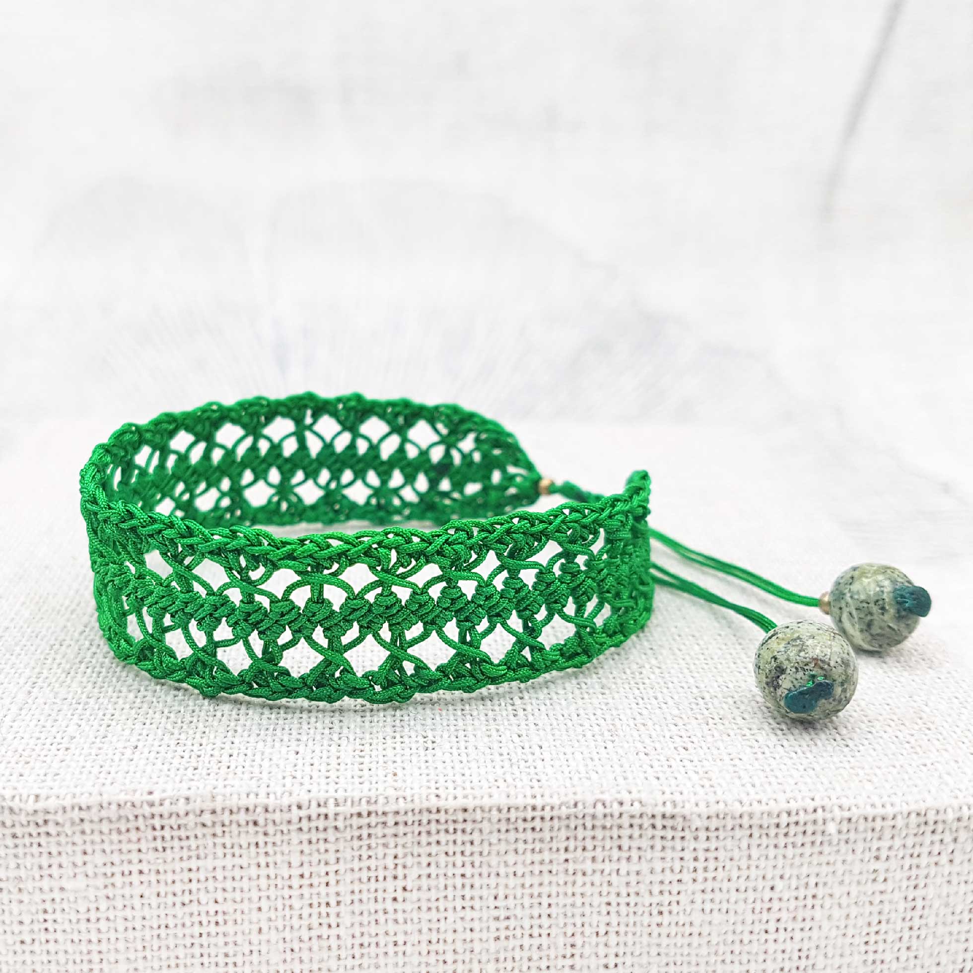 Bijou en crochet. Bracelet vert flash réalisé en crochet. Monté avec des perles naturelles et perles de rocaille. Fait à la main et made in France. bracelet Evengélyne vert flash