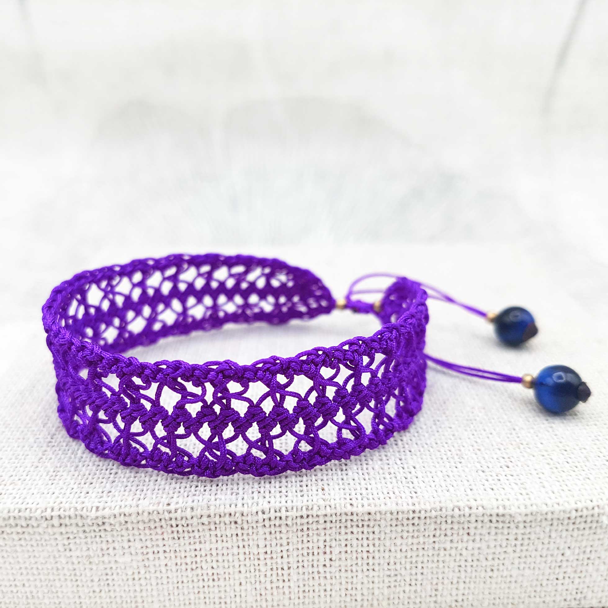 Bijou en crochet. Bracelet violet réalisé en crochet. Monté avec des perles naturelles et perles de rocaille. Fait à la main et made in France. bracelet Evengélyne violet