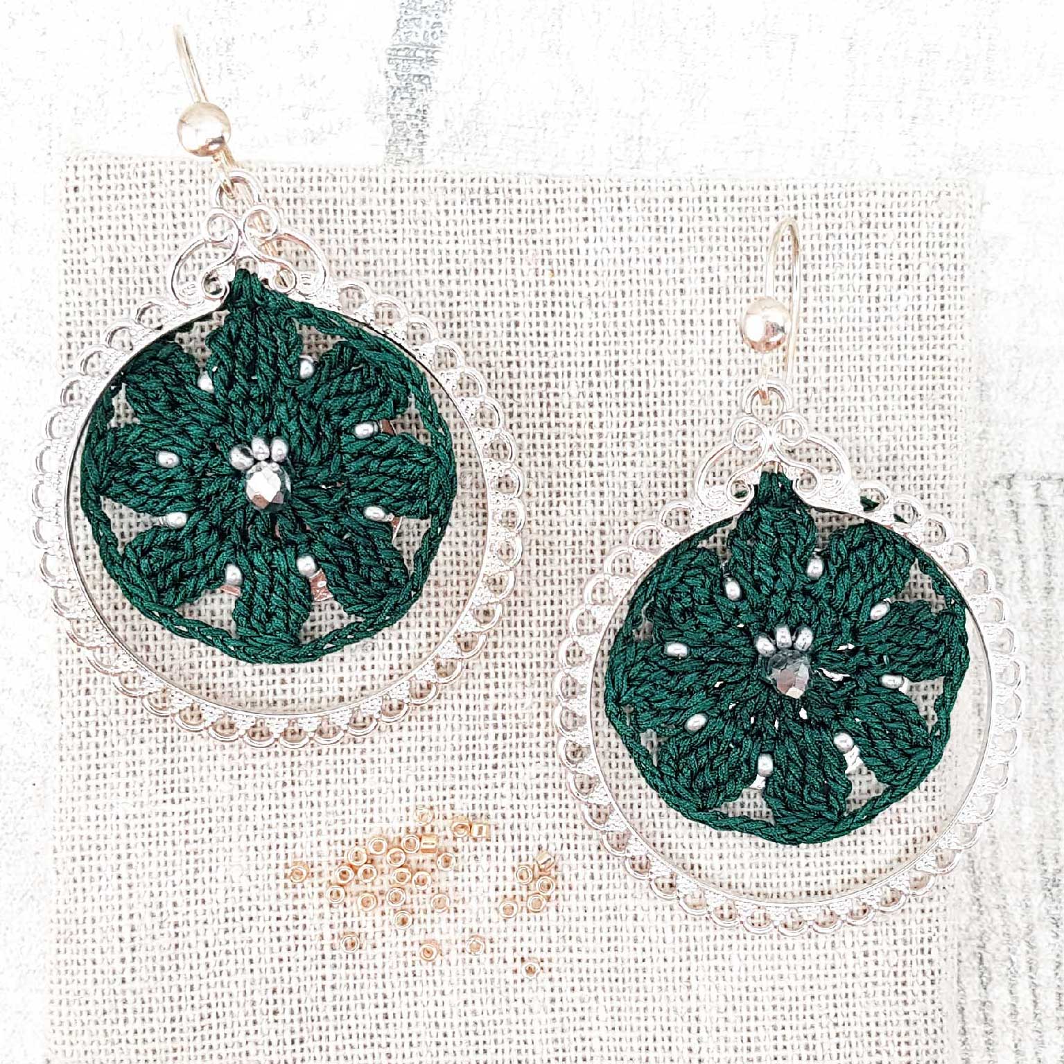 Bijou en crochet. Boucles d’oreille vert émeraude et argentées réalisées en crochet. Accroches en argent 925. Faites à la main et made in France Boucles d'oreilles Jasmine vert émeraude