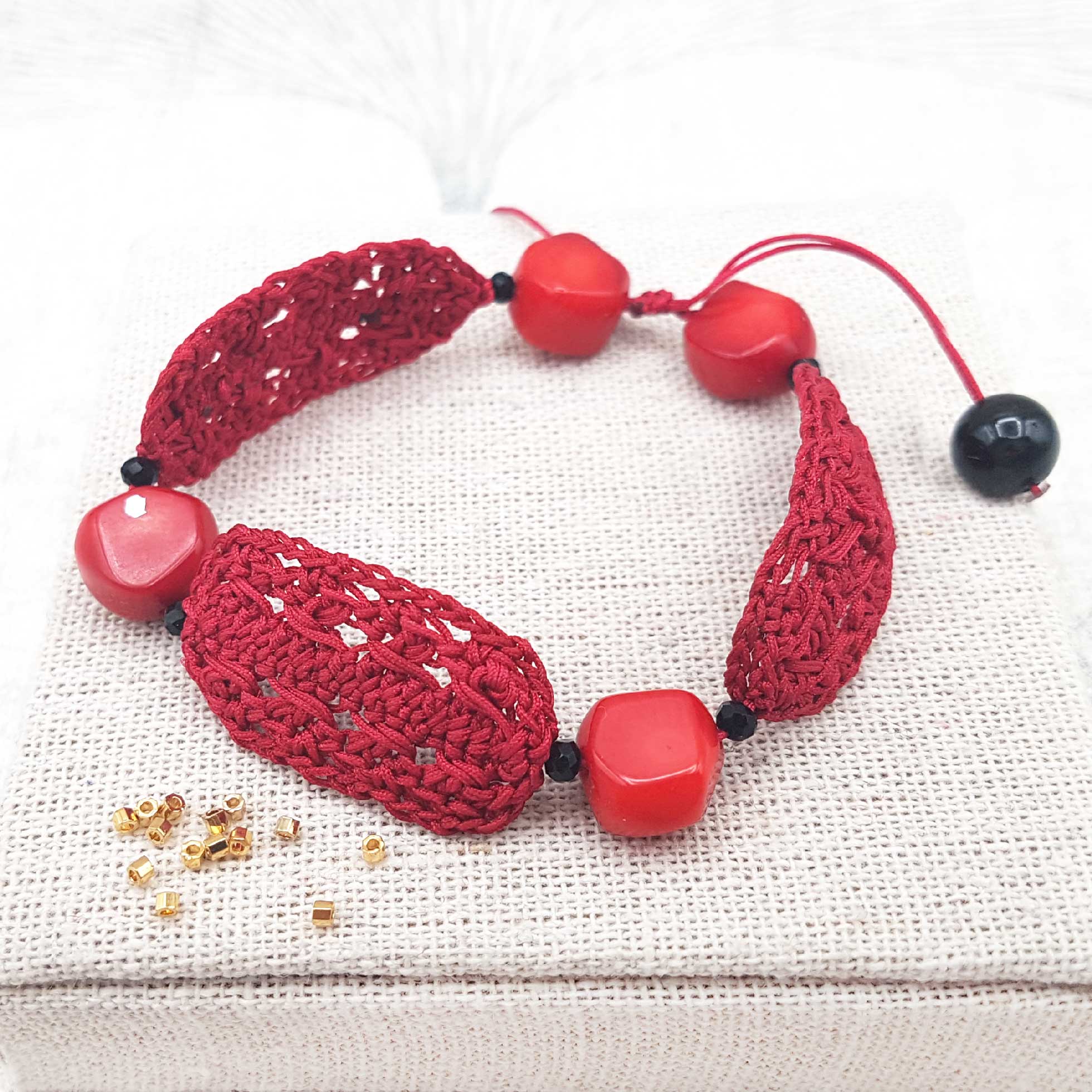 Bijou en crochet. Bracelet bordeaux réalisé en crochet. Monté avec des perles naturelles et cristaux de verre. Fait à la main et made in France. bracelet Kylie bordeaux