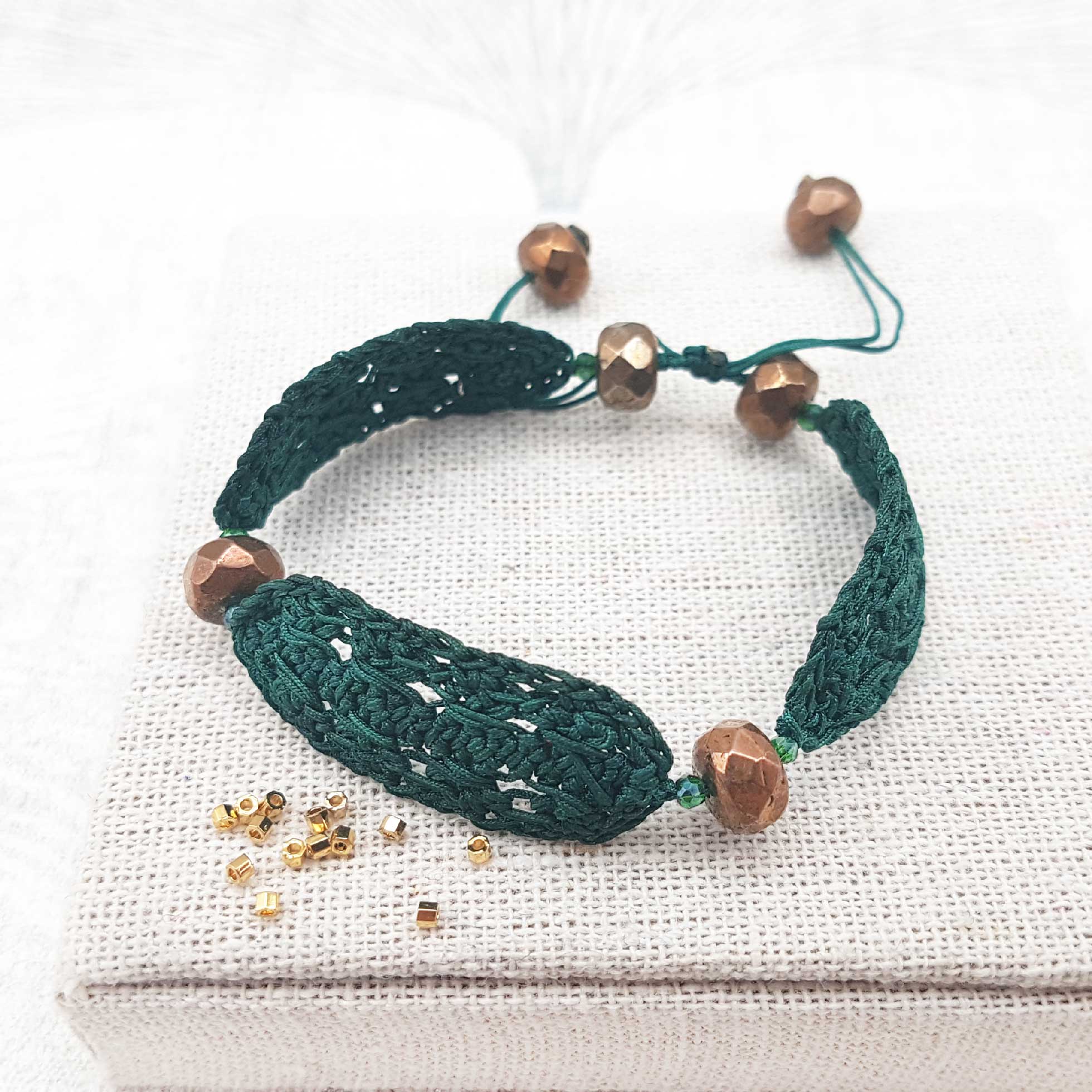 Bijou en crochet. Bracelet vert émeraude réalisé en crochet. Monté avec des perles naturelles et cristaux de verre. Fait à la main et made in France. bracelet Kylie vert émeraude