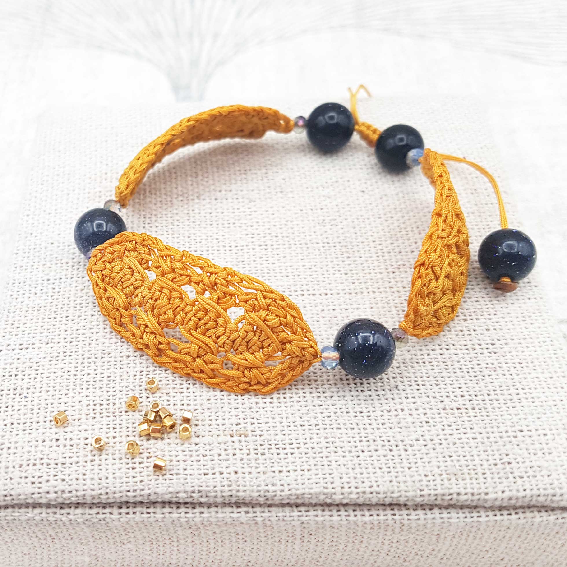 Bijou en crochet. Bracelet jaune réalisé en crochet. Monté avec des perles naturelles et cristaux de verre. Fait à la main et made in France. bracelet Kylie jaune
