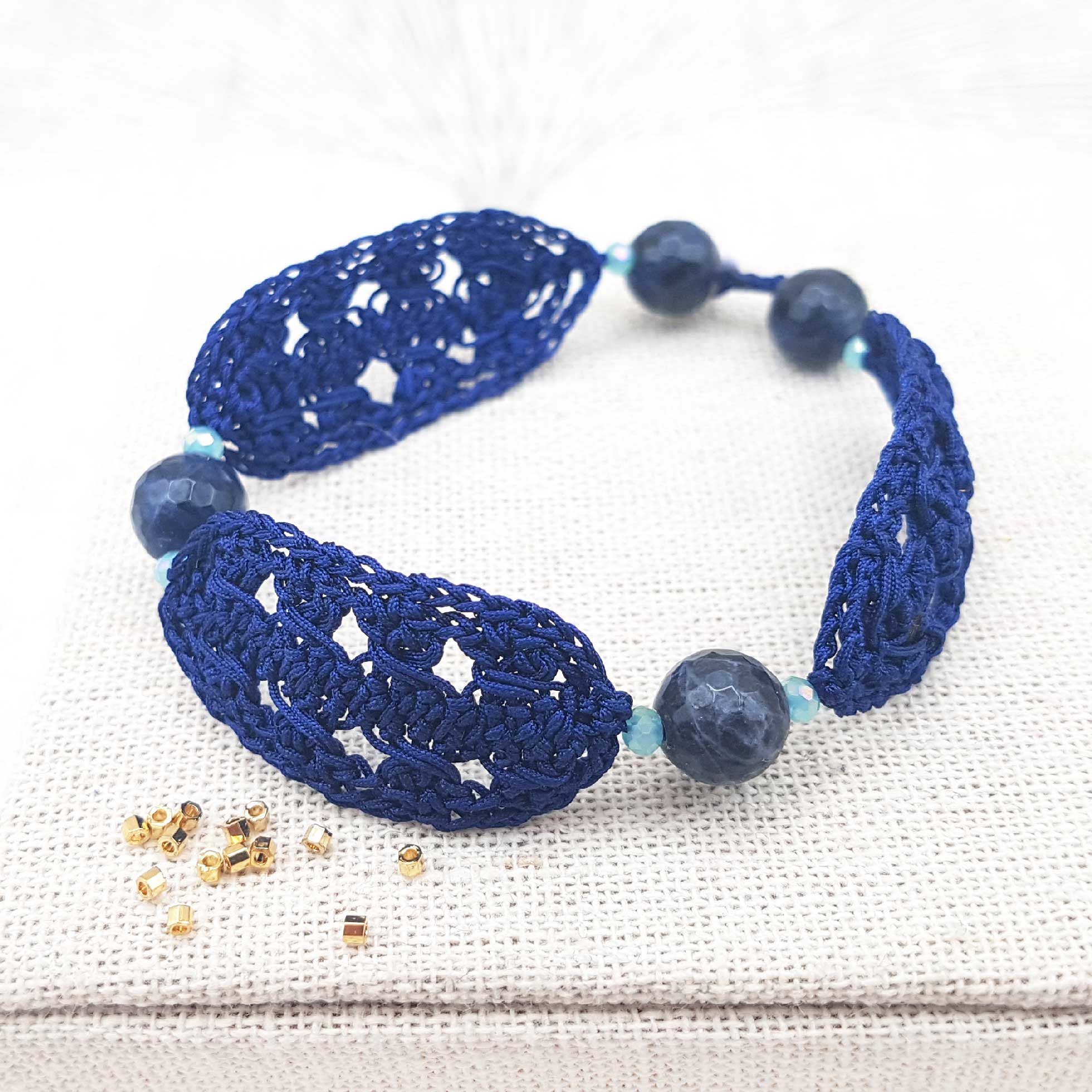 Bijou en crochet. Bracelet marine réalisé en crochet. Monté avec des perles naturelles et cristaux de verre. Fait à la main et made in France. bracelet Kylie marine