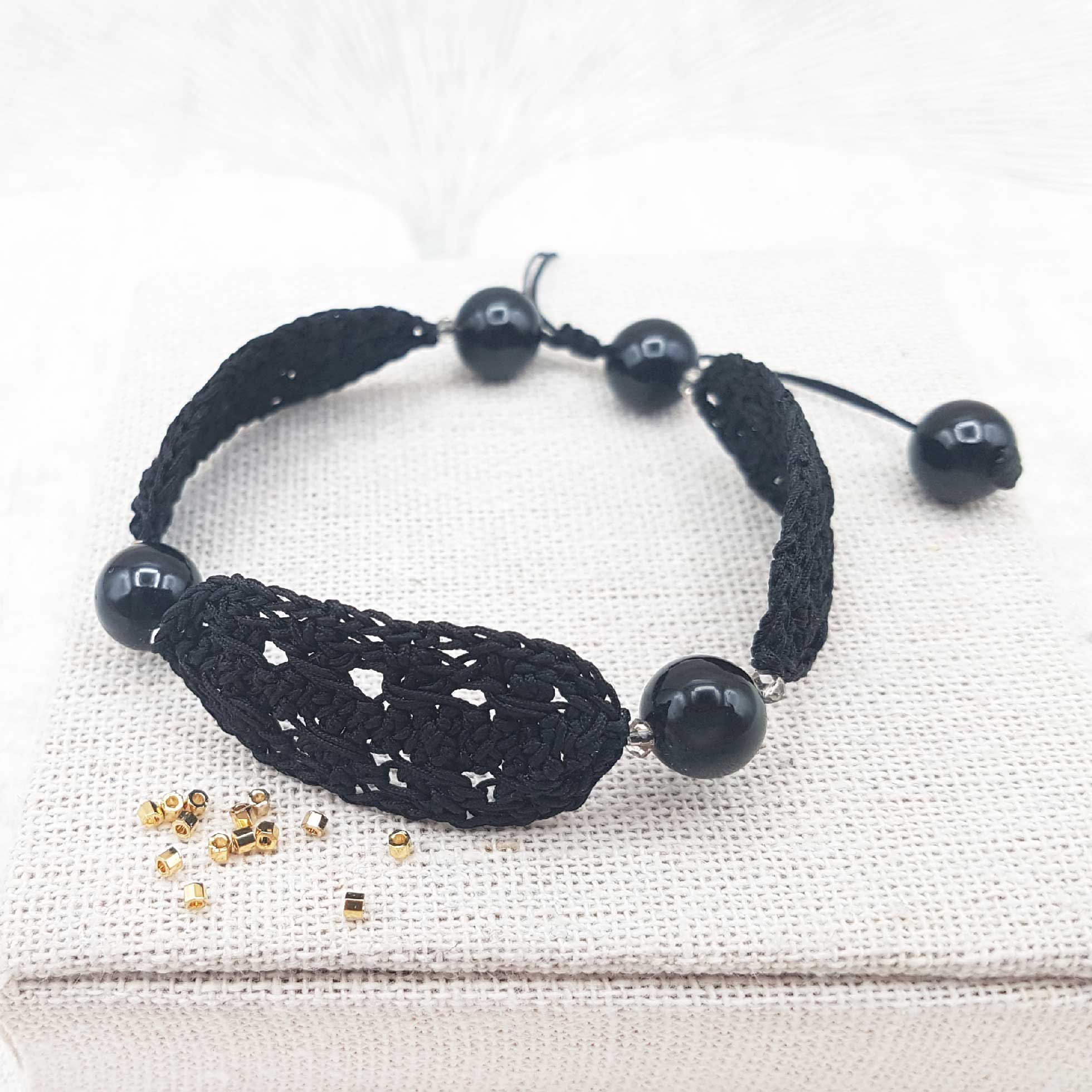 Bijou en crochet. Bracelet noir réalisé en crochet. Monté avec des perles naturelles et cristaux de verre. Fait à la main et made in France. bracelet Kylie noir