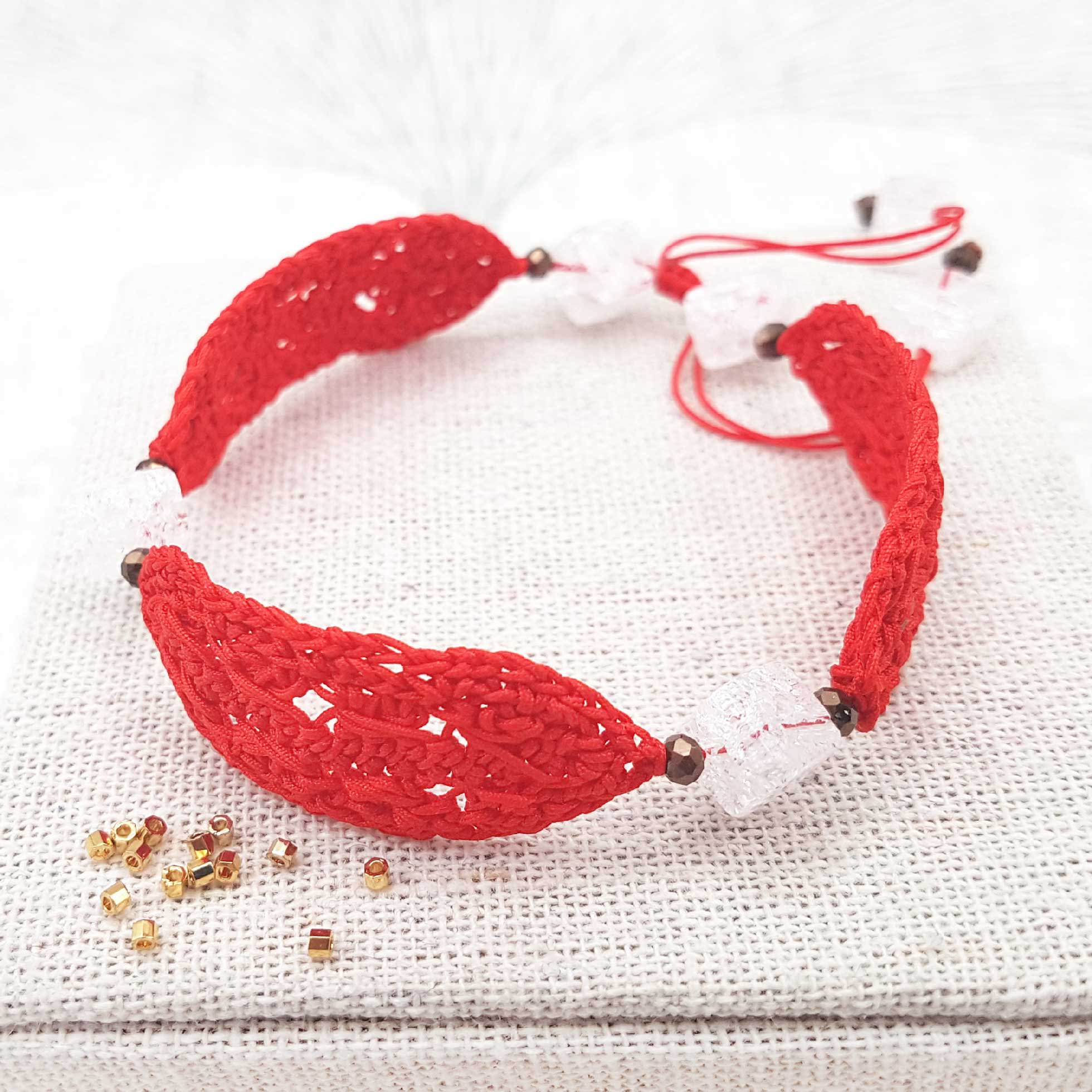 Bijou en crochet. Bracelet rouge réalisé en crochet. Monté avec des perles naturelles et cristaux de verre. Fait à la main et made in France. bracelet Kylie rouge