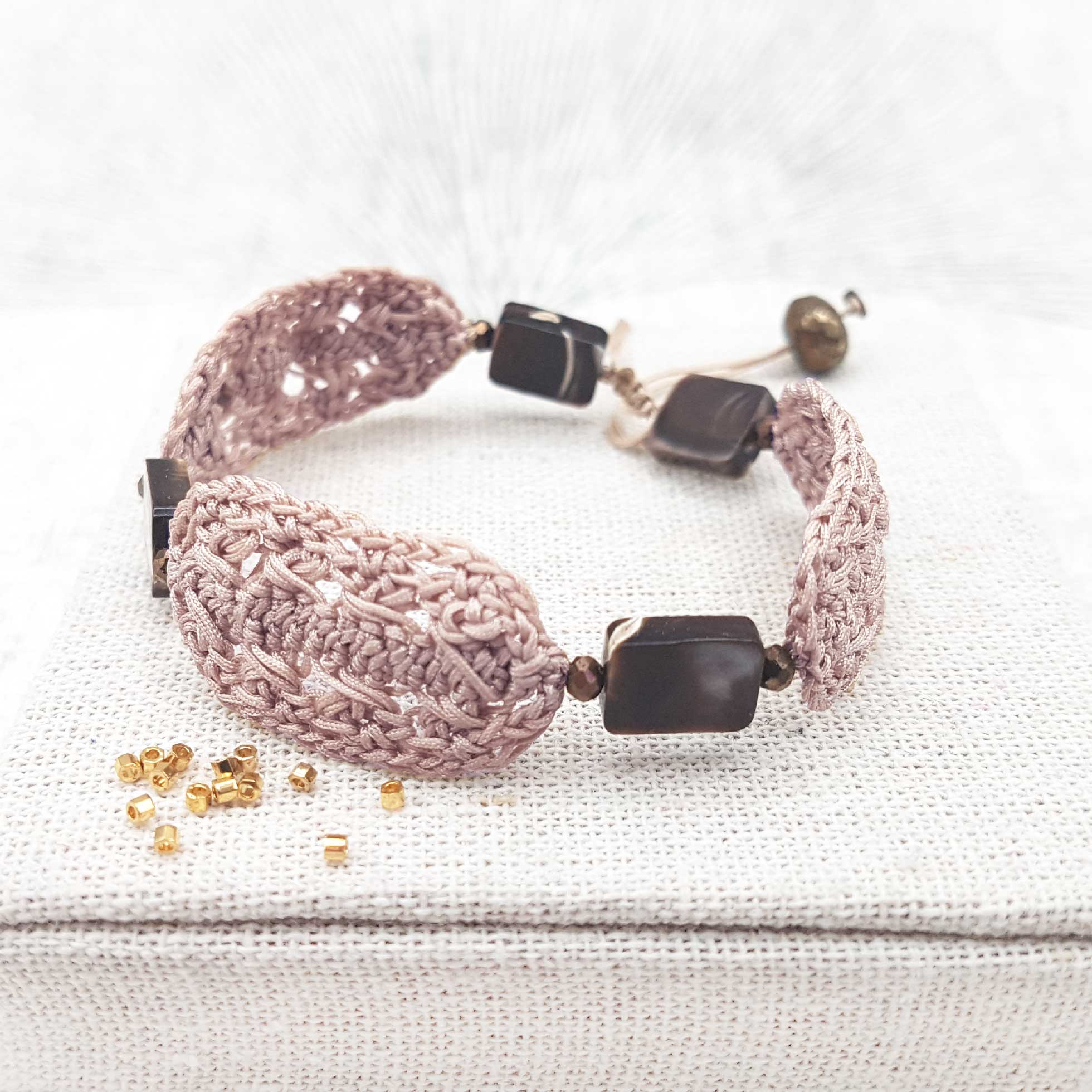 Bijou en crochet. Bracelet beige réalisé en crochet. Monté avec des perles naturelles et cristaux de verre. Fait à la main et made in France. bracelet Kylie beige